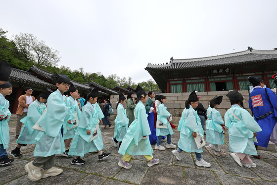 과거 시험 체험 나선 어린이 유생들