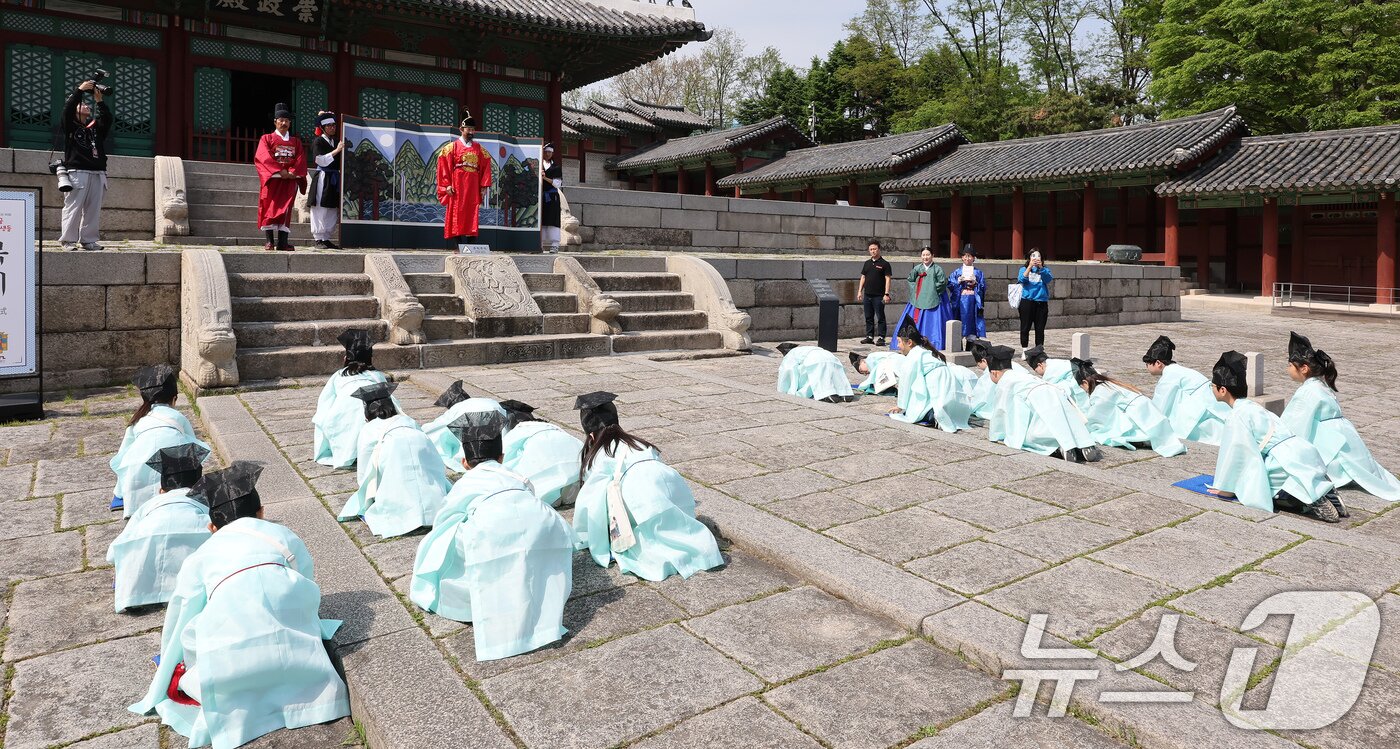본문 이미지 - 2일 오후 서울 종로구 경희궁에서 열린 &#39;영조와 함께하는 조선시대 경희궁 유생 체험&#39;에 참가한 어린이들이 과거 시험을 보고 있다. 2025.5.2/뉴스1 ⓒ News1 장수영 기자