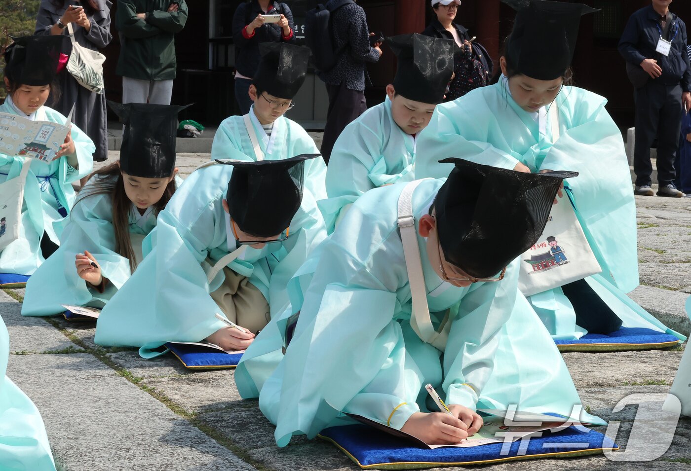 본문 이미지 - 2일 오후 서울 종로구 경희궁에서 열린 &#39;영조와 함께하는 조선시대 경희궁 유생 체험&#39;에 참가한 어린이들이 과거 시험을 보고 있다. 2025.5.2/뉴스1 ⓒ News1 장수영 기자