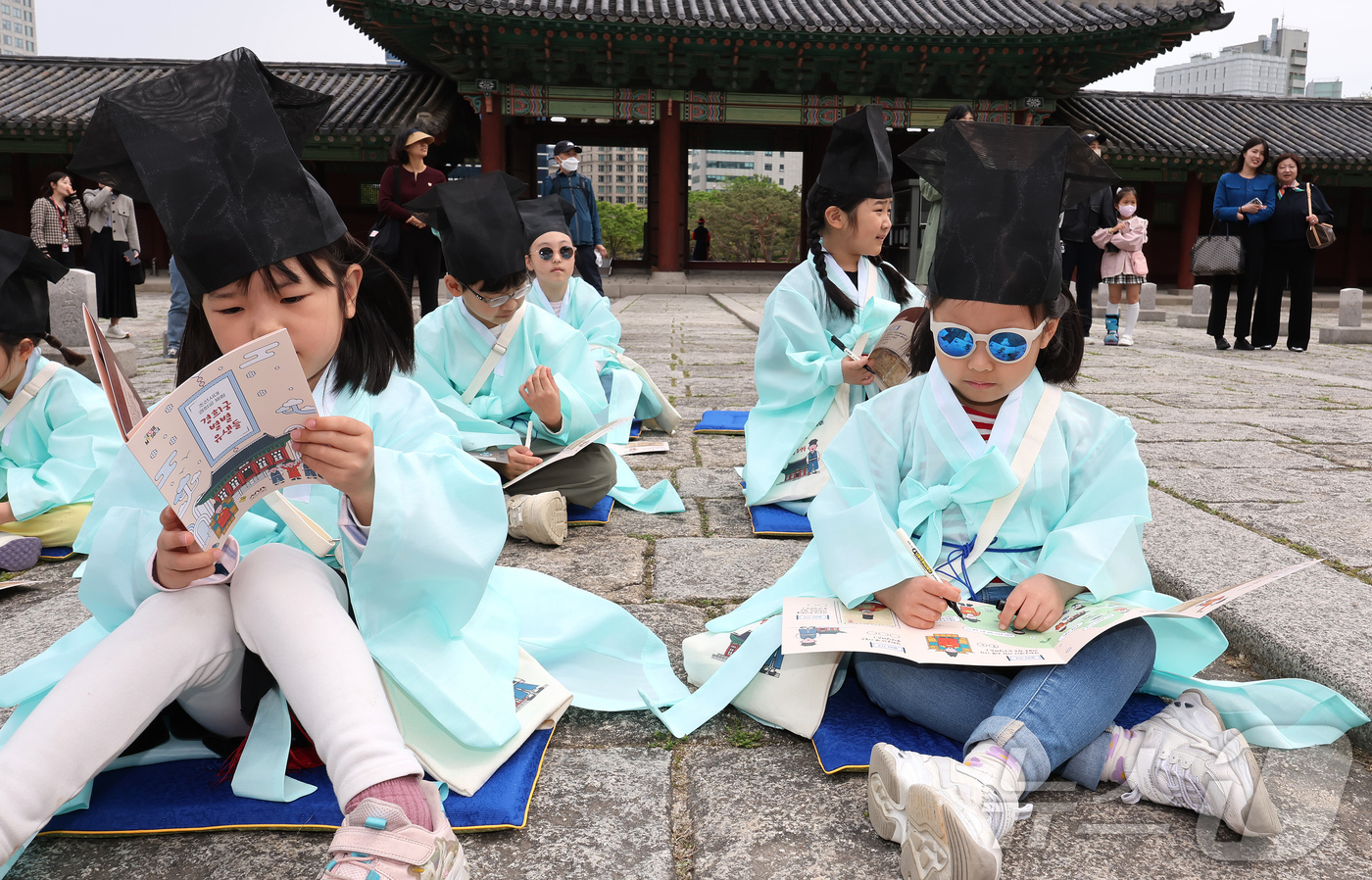 (서울=뉴스1) 장수영 기자 = 2일 오후 서울 종로구 경희궁에서 열린 '영조와 함께하는 조선시대 경희궁 유생 체험'에 참가한 어린이들이 과거 시험을 보고 있다. 2025.5.2/ …