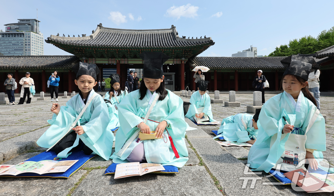 (서울=뉴스1) 장수영 기자 = 2일 오후 서울 종로구 경희궁에서 열린 '영조와 함께하는 조선시대 경희궁 유생 체험'에 참가한 어린이들이 과거 시험을 보고 있다. 2025.5.2/ …
