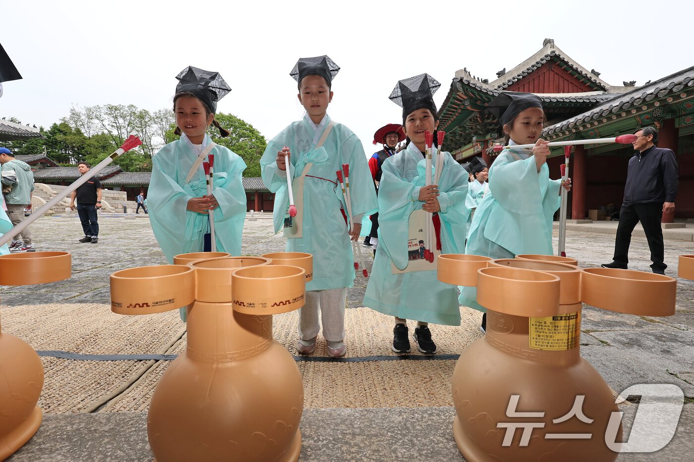 본문 이미지 - 2일 오후 서울 종로구 경희궁에서 열린 &#39;영조와 함께하는 조선시대 경희궁 유생 체험&#39;에 참가한 어린이들이 투호 체험을 하고 있다. 2025.5.2/뉴스1 ⓒ News1 장수영 기자
