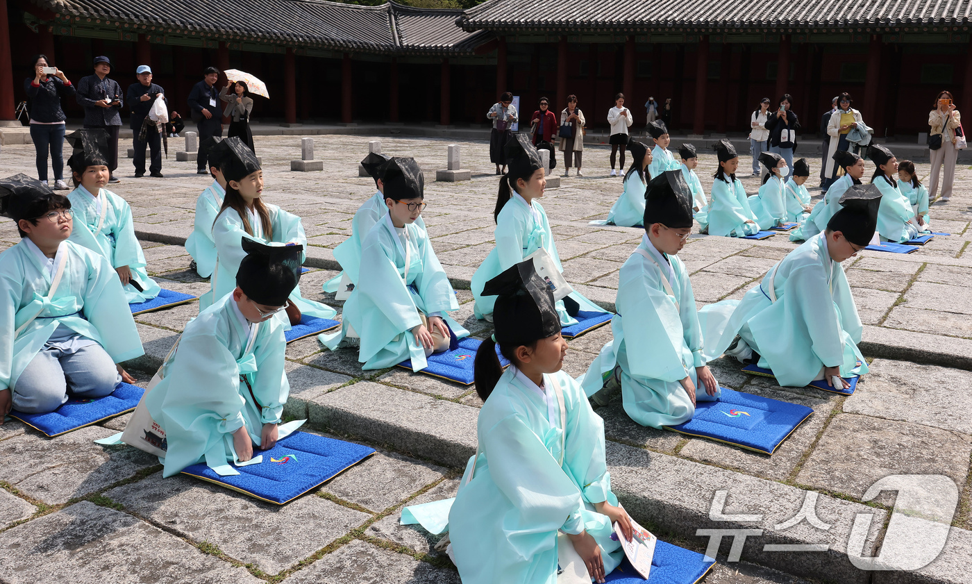 (서울=뉴스1) 장수영 기자 = 2일 오후 서울 종로구 경희궁에서 열린 '영조와 함께하는 조선시대 경희궁 유생 체험'에 참가한 어린이들이 과거 시험을 보고 있다. 2025.5.2/ …