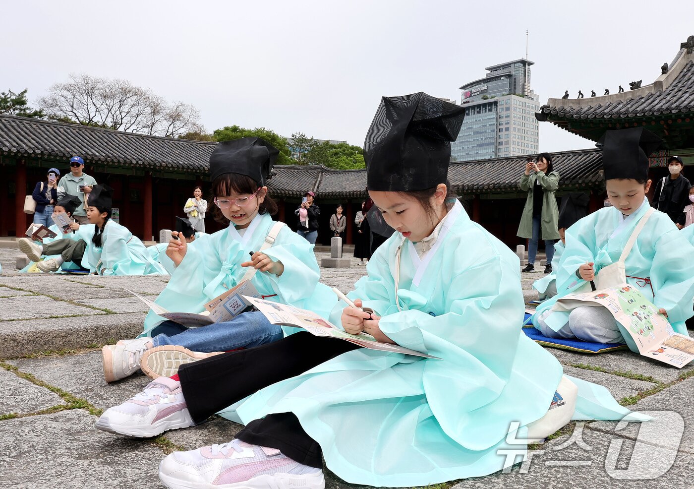 본문 이미지 - 2일 오후 서울 종로구 경희궁에서 열린 &#39;영조와 함께하는 조선시대 경희궁 유생 체험&#39;에 참가한 어린이들이 과거 시험을 보고 있다. 2025.5.2/뉴스1 ⓒ News1 장수영 기자