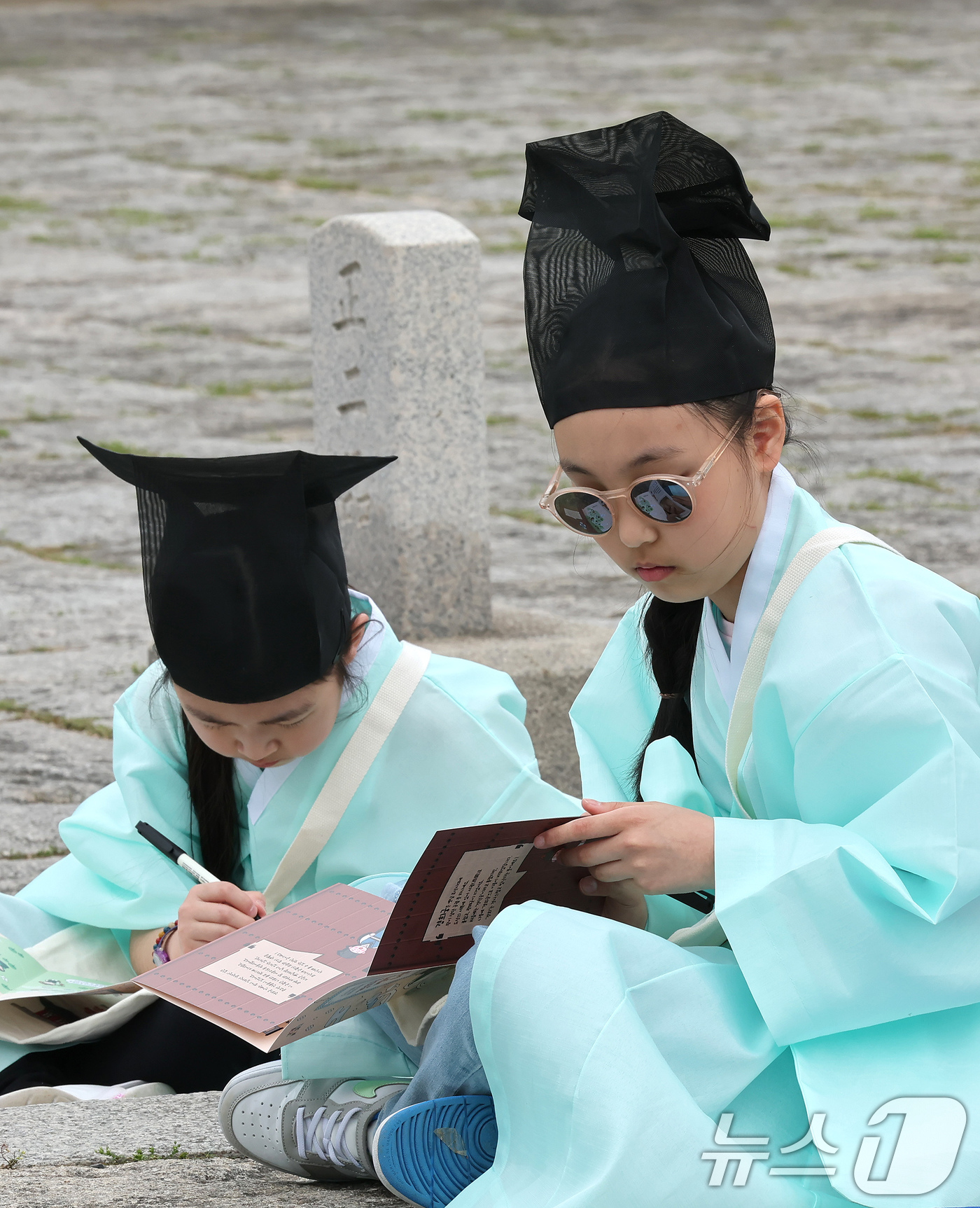 (서울=뉴스1) 장수영 기자 = 2일 오후 서울 종로구 경희궁에서 열린 '영조와 함께하는 조선시대 경희궁 유생 체험'에 참가한 어린이들이 과거 시험을 보고 있다. 2025.5.2/ …