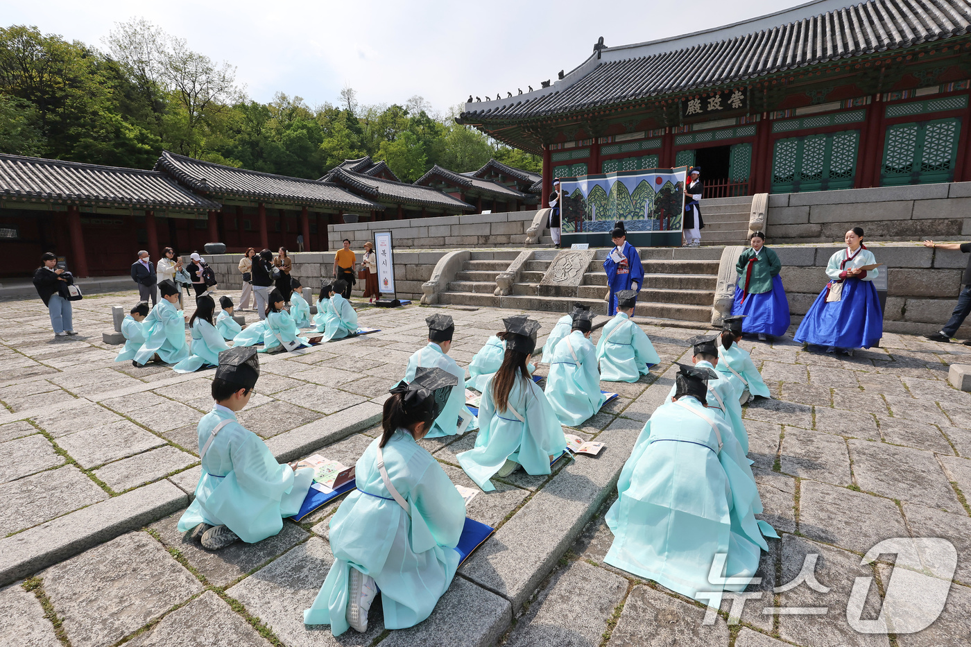 (서울=뉴스1) 장수영 기자 = 2일 오후 서울 종로구 경희궁에서 열린 '영조와 함께하는 조선시대 경희궁 유생 체험'에 참가한 어린이들이 과거 시험을 보고 있다. 2025.5.2/ …