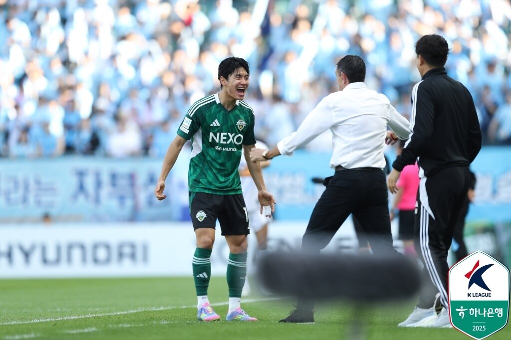 본문 이미지 - 전북 현대의 전진우&#40;왼쪽&#41;와 거스 포옛 감독. &#40;한국프로축구연맹 제공&#41;