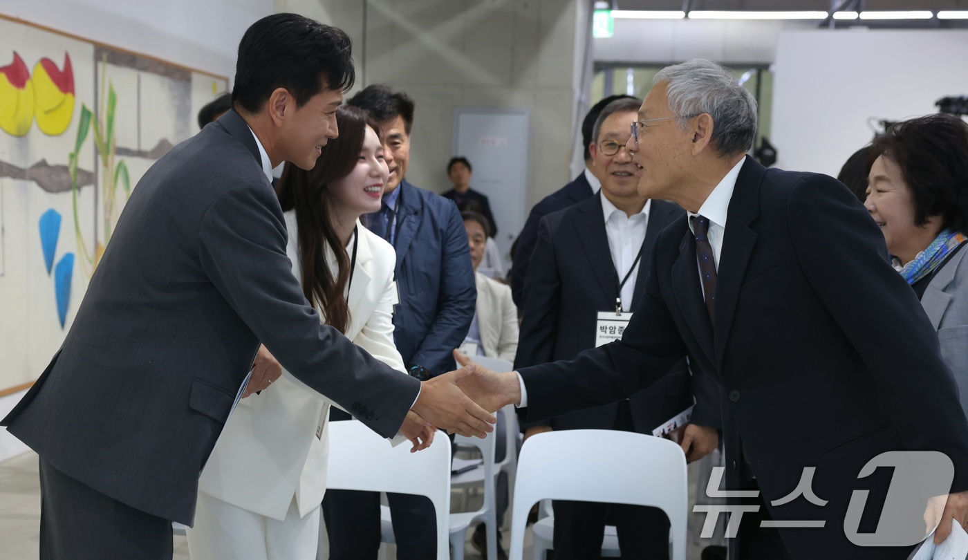 (서울=뉴스1) = 유인촌 문화체육관광부 장관이 2일 서울 은평구 사비나미술관에서 열린 '2025 박물관·미술관 주간 개막식'에서 홍보대사 배우 박시은, 진태현 부부와 인사를 나누 …