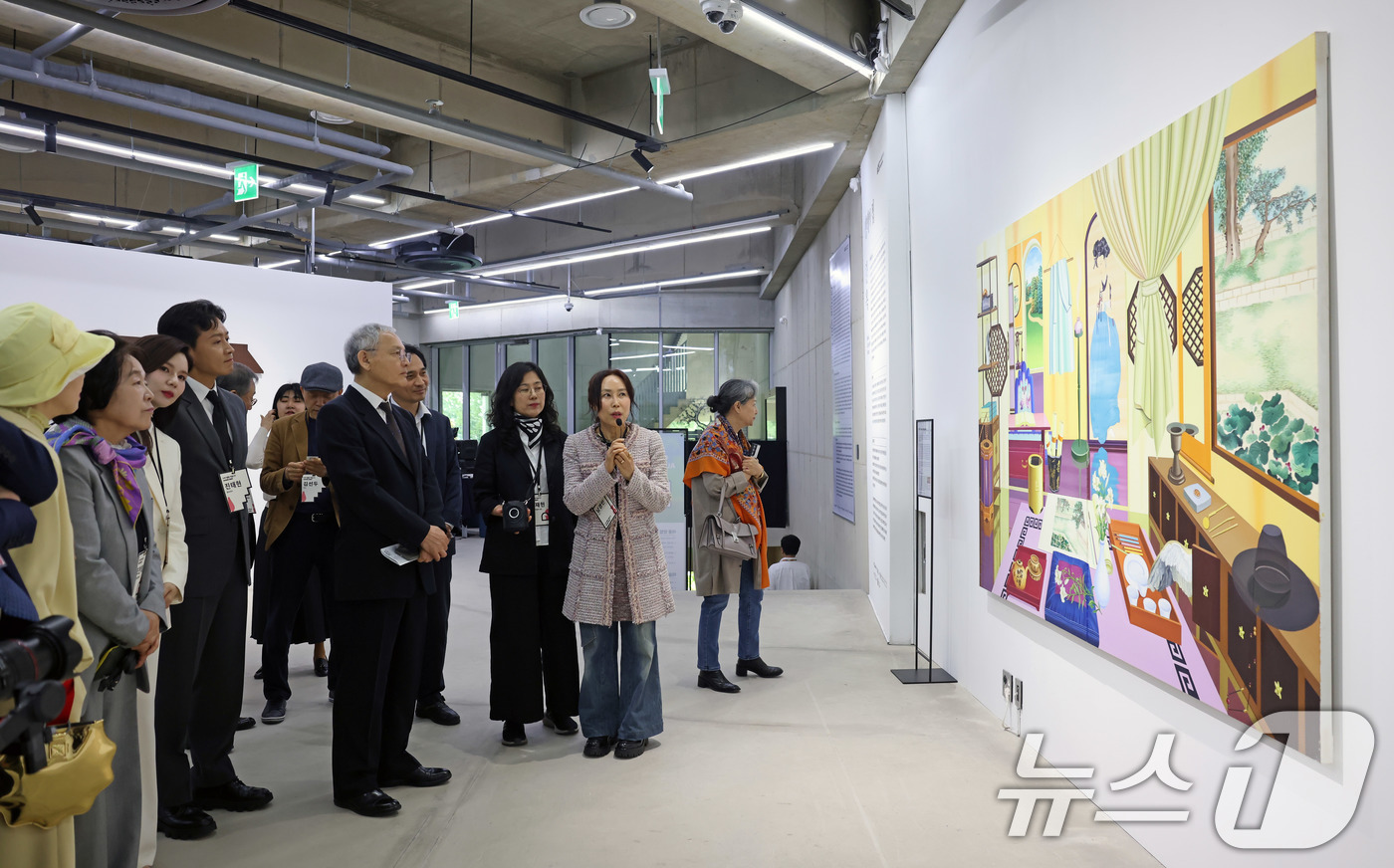 (서울=뉴스1) = 유인촌 문화체육관광부 장관이 2일 서울 은평구 사비나미술관에서 열린 '2025 박물관·미술관 주간 개막식'을 마치고 전시를 둘러보고 있다. (문화체육관광부 제공 …