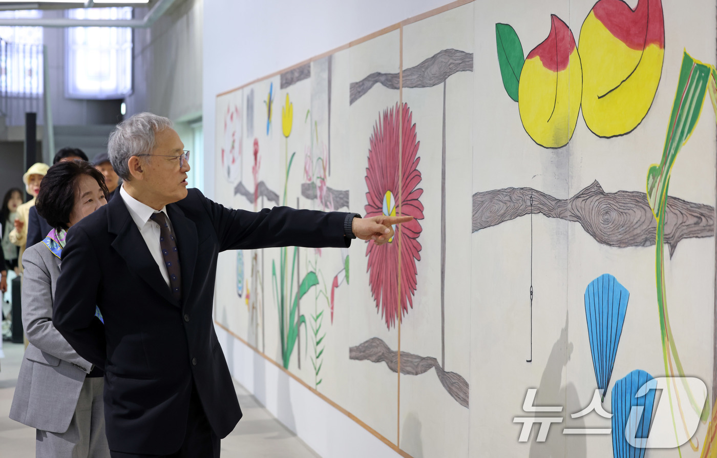 (서울=뉴스1) = 유인촌 문화체육관광부 장관이 2일 서울 은평구 사비나미술관에서 열린 '2025 박물관·미술관 주간 개막식'을 마치고 전시를 둘러보고 있다. (문화체육관광부 제공 …