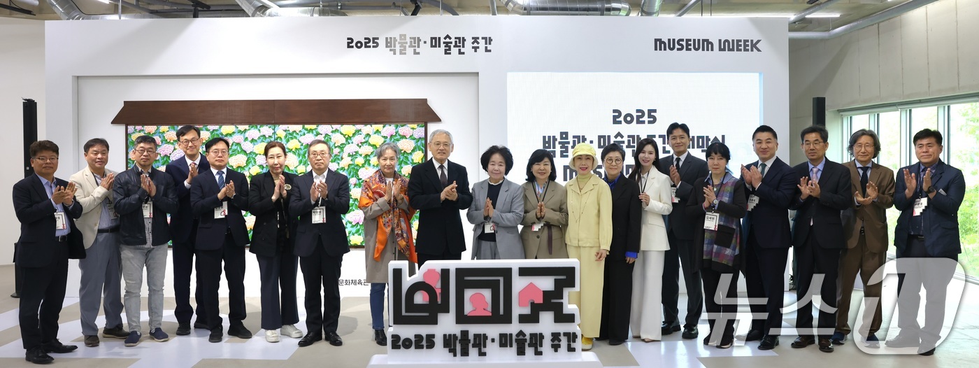 (서울=뉴스1) = 유인촌 문화체육관광부 장관이 2일 서울 은평구 사비나미술관에서 열린 '2025 박물관·미술관 주간 개막식'에서 기념 촬영을 하고 있다. (문화체육관광부 제공. …