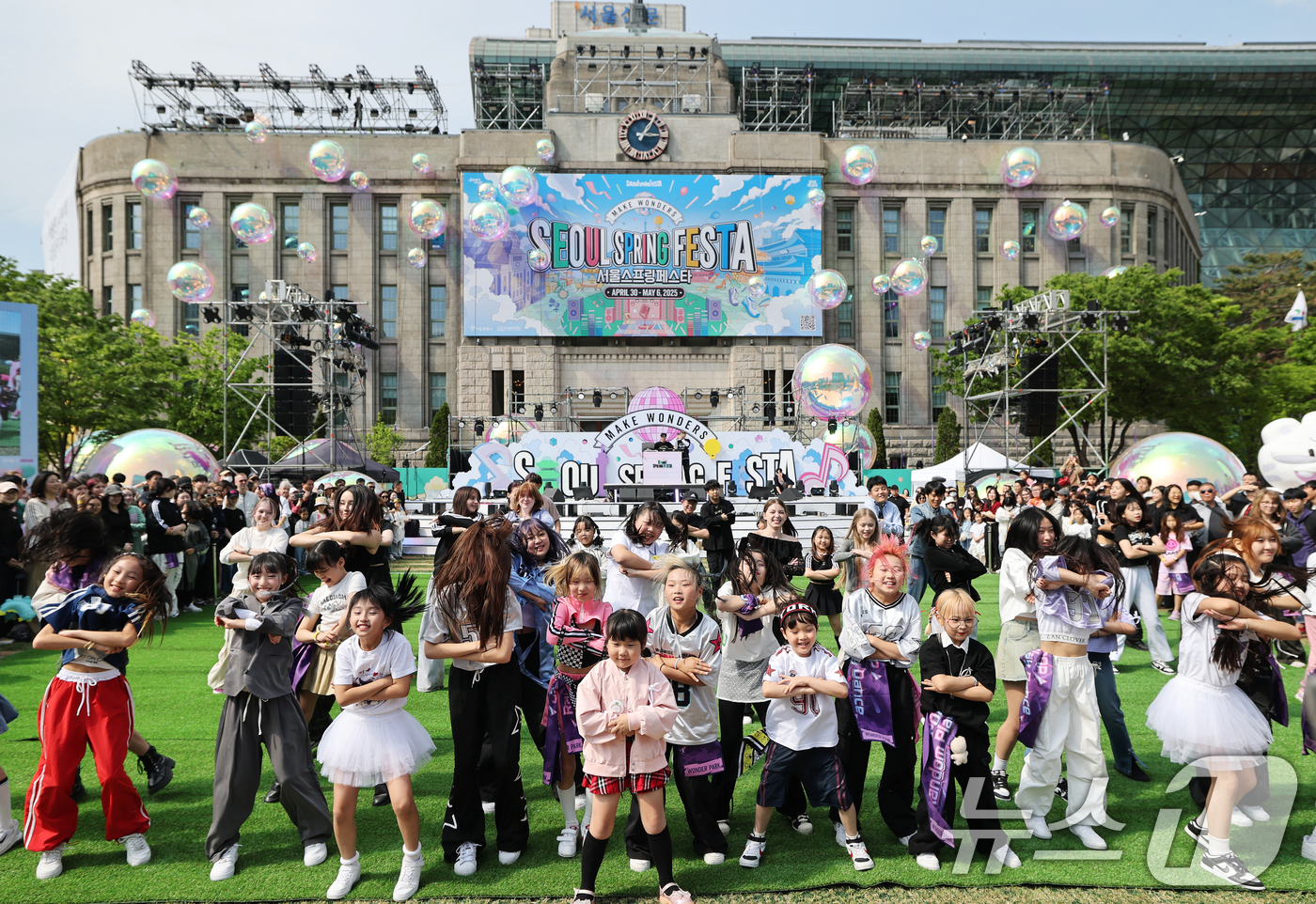 (서울=뉴스1) 오대일 기자 = 2일 오후 서울광장에서 열린 서울스프링페스타 K-팝 랜덤플레이댄스 행사에서 참가자들이 K팝 음악에 맞춰 흥겨운 안무를 선보이고 있다.'서울스프링페스 …