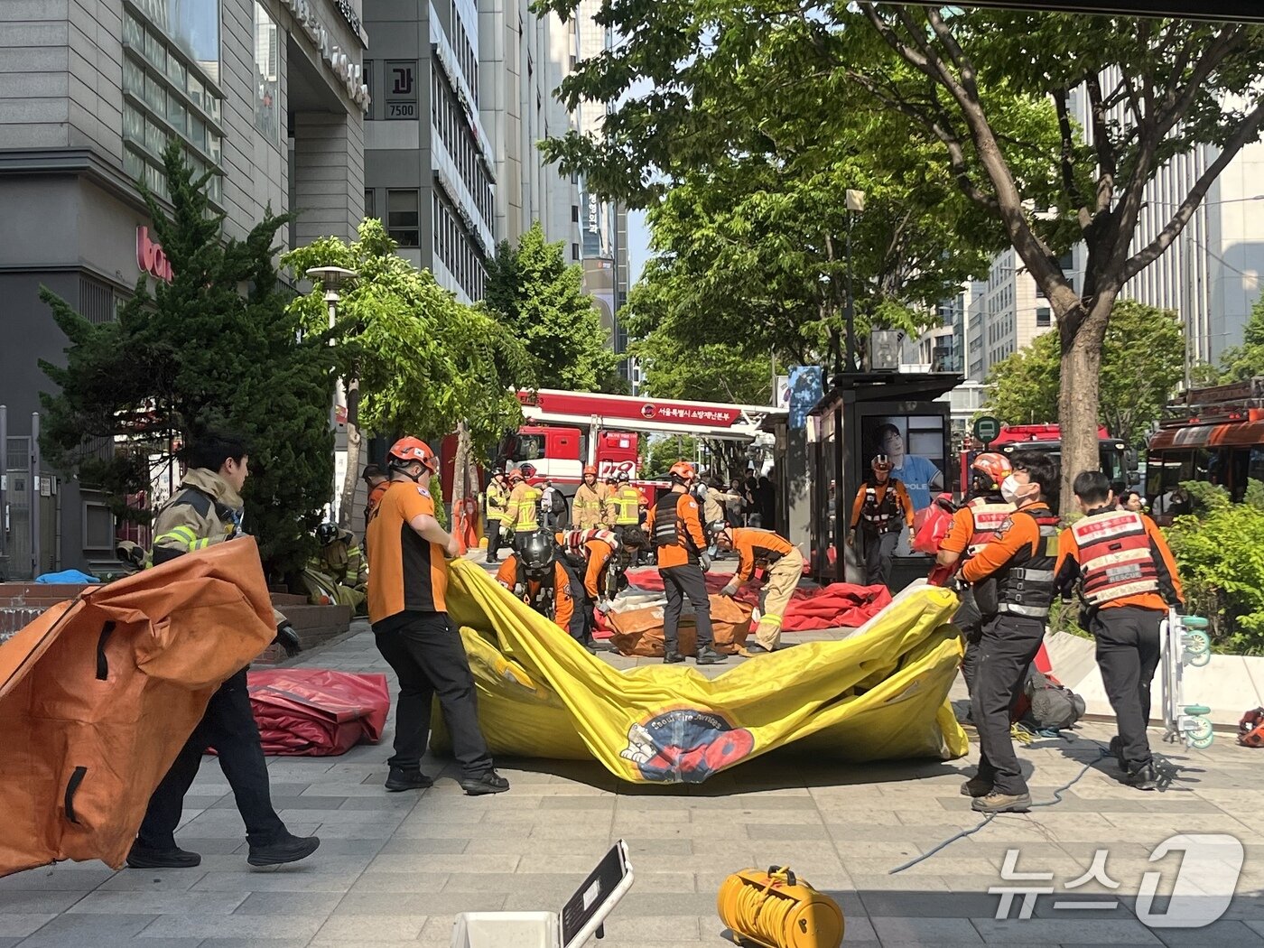 본문 이미지 - 2일 오후 3시 30분쯤 서울 강남구 역삼동의 한 오피스텔 앞에 설치한 에어매트를 소방 관계자들이 정리하고 있다. 2025.5.2/뉴스1 김종훈 기자
