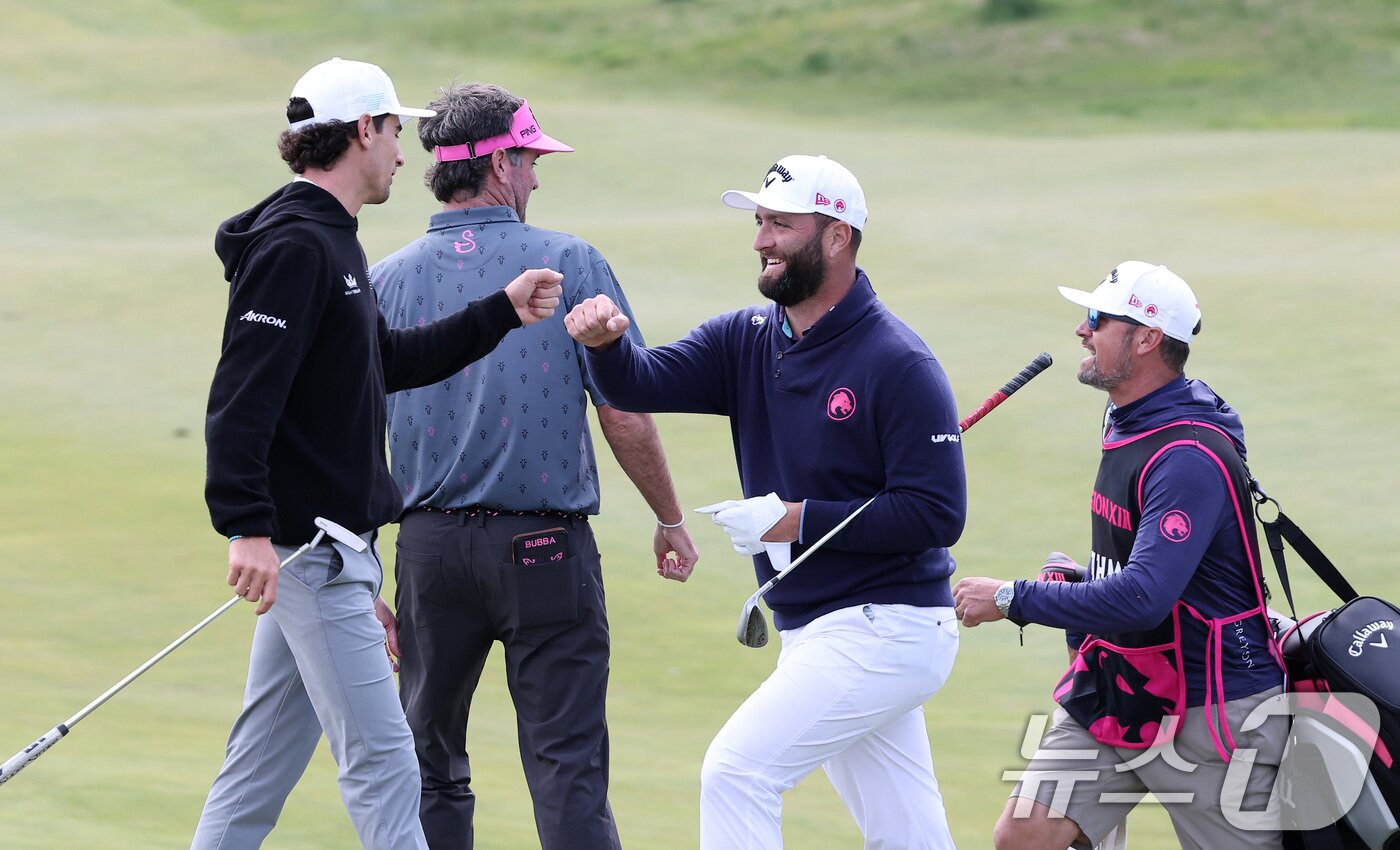 본문 이미지 - 존 람이 2일 인천 송도동 잭니클라우스 골프클럽 코리아에서 열린 &#39;LIV골프 코리아 1라운드 18번홀에서 이글로 홀아웃한 후 호아킨 니만, 버바 왓슨과 주먹을 맞대고 있다. 2025.5.2/뉴스1 ⓒ News1 김성진 기자