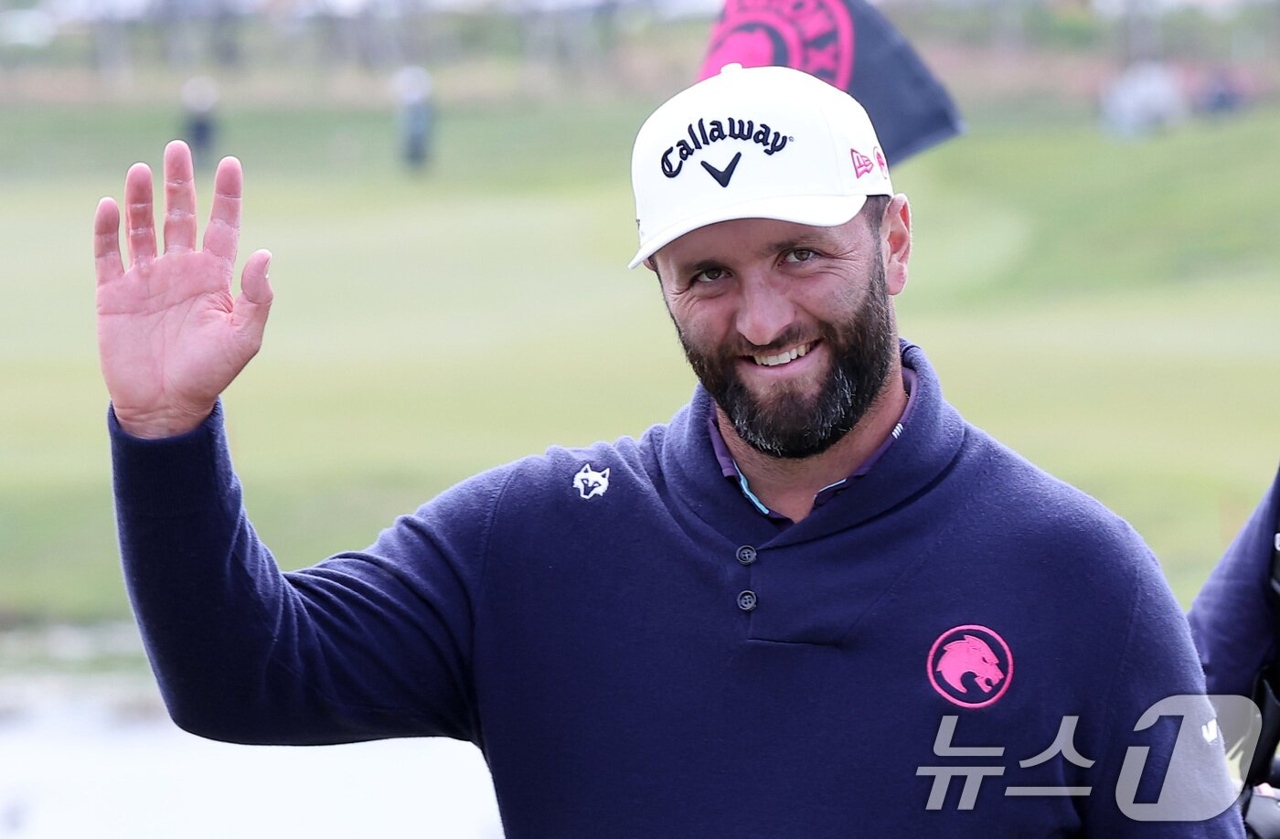 본문 이미지 - 존 람이 2일 인천 송도동 잭니클라우스 골프클럽 코리아에서 열린 &#39;LIV골프 코리아 1라운드 18번홀에서 이글로 홀아웃한 후 환호하고 있다. 2025.5.2/뉴스1 ⓒ News1 김성진 기자
