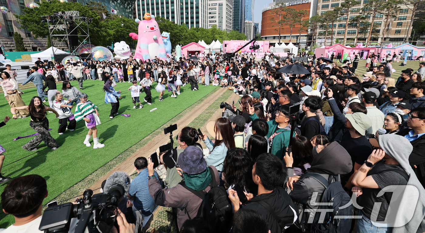 (서울=뉴스1) 오대일 기자 = 2일 오후 서울광장에서 열린 서울스프링페스타 K-팝 랜덤플레이댄스 행사에서 참가자들이 K팝 음악에 맞춰 흥겨운 안무를 선보이고 있다.'서울스프링페스 …