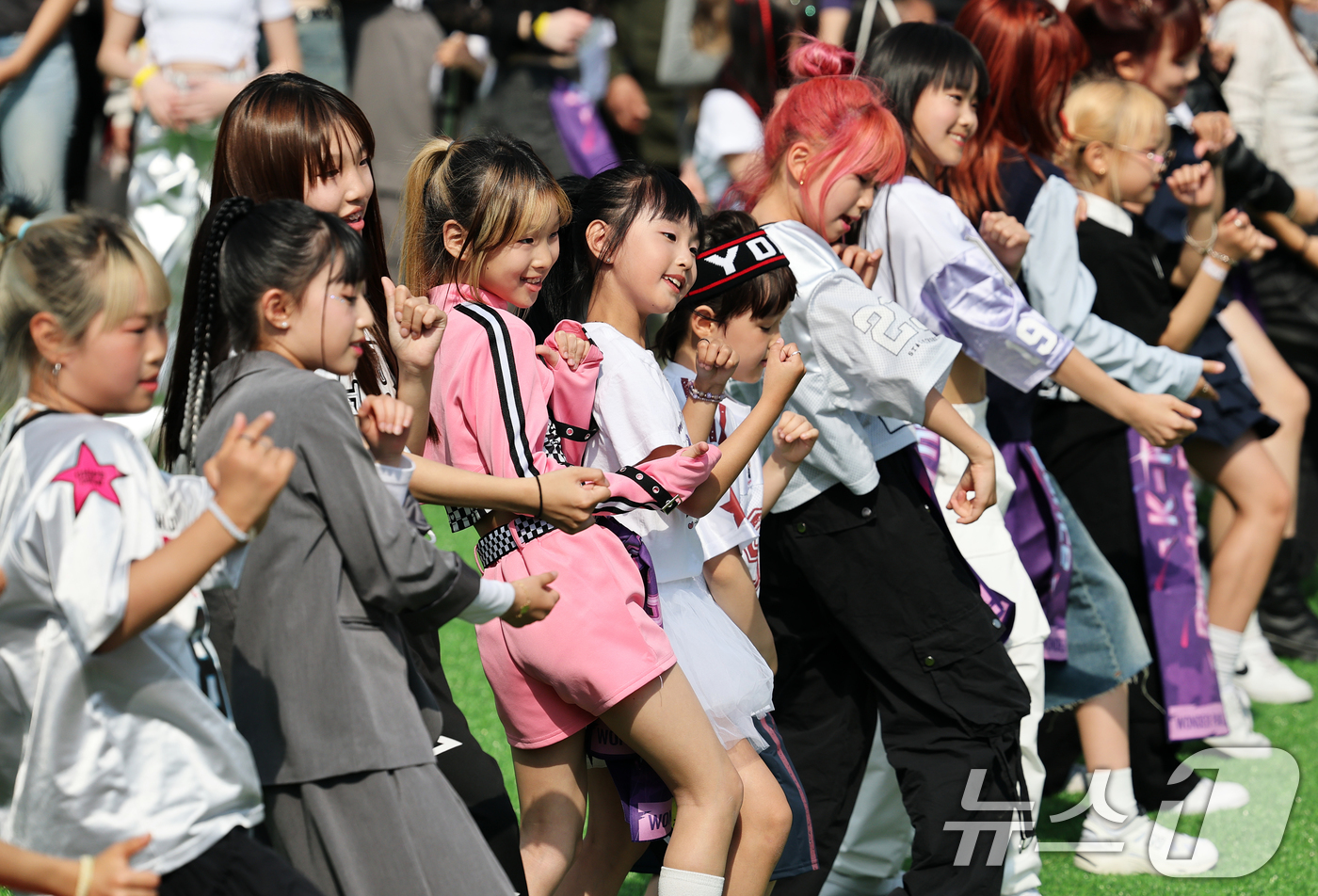 (서울=뉴스1) 오대일 기자 = 2일 오후 서울광장에서 열린 서울스프링페스타 K-팝 랜덤플레이댄스 행사에서 참가자들이 K팝 음악에 맞춰 흥겨운 안무를 선보이고 있다.'서울스프링페스 …