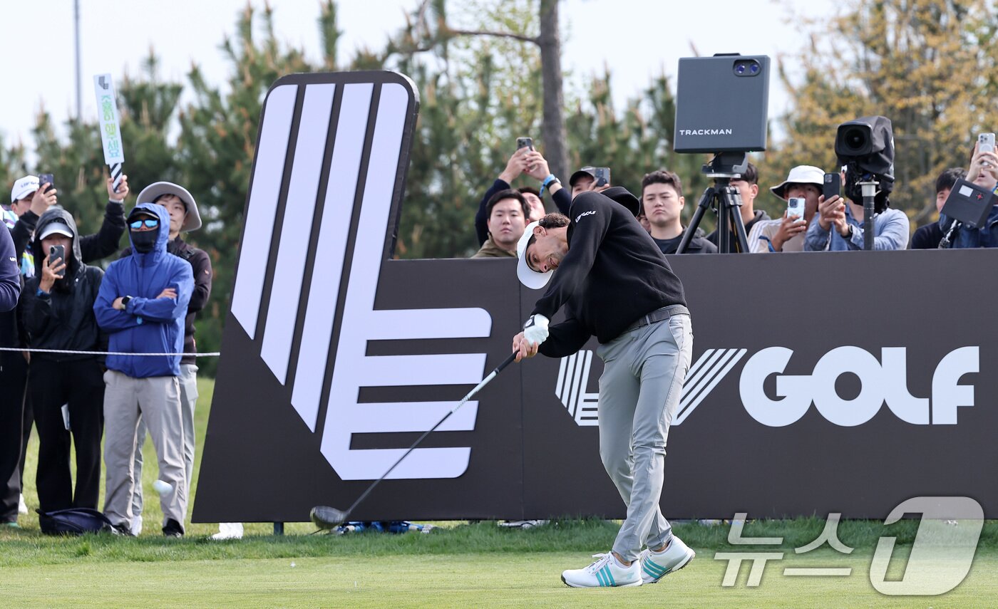 본문 이미지 - 호아킨 니만이 2일 인천 송도동 잭니클라우스 골프클럽 코리아에서 열린 &#39;LIV골프 코리아 1라운드 18번홀에서 티샷을 하고 있다. 2025.5.2/뉴스1 ⓒ News1 김성진 기자