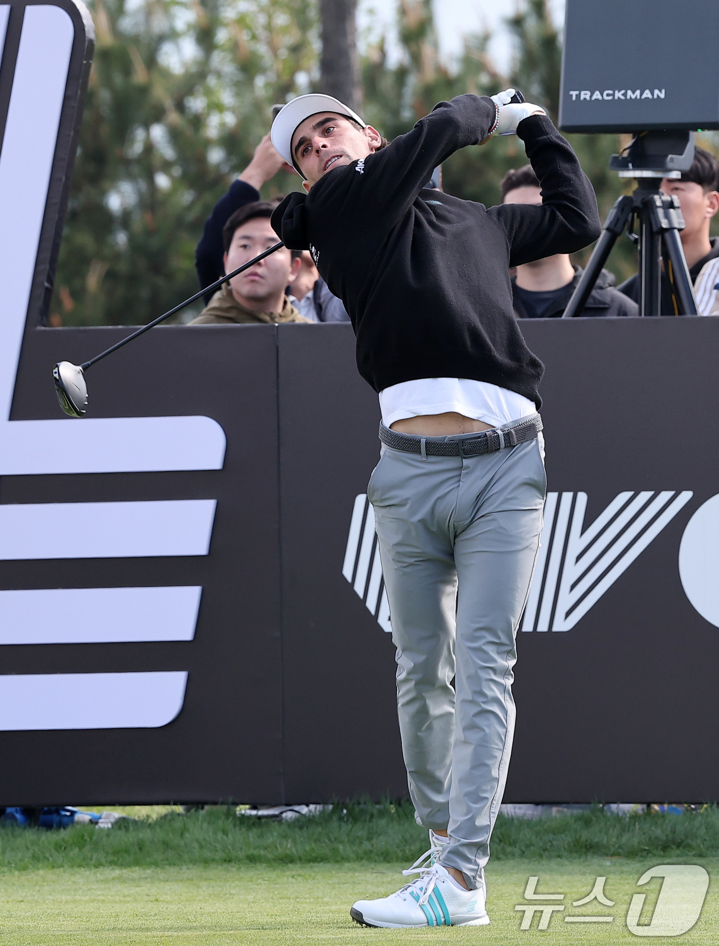 (인천=뉴스1) 김성진 기자 = 호아킨 니만이 2일 인천 송도동 잭니클라우스 골프클럽 코리아에서 열린 'LIV골프 코리아 1라운드 18번홀에서 티샷을 하고 있다. 2025.5.2/ …