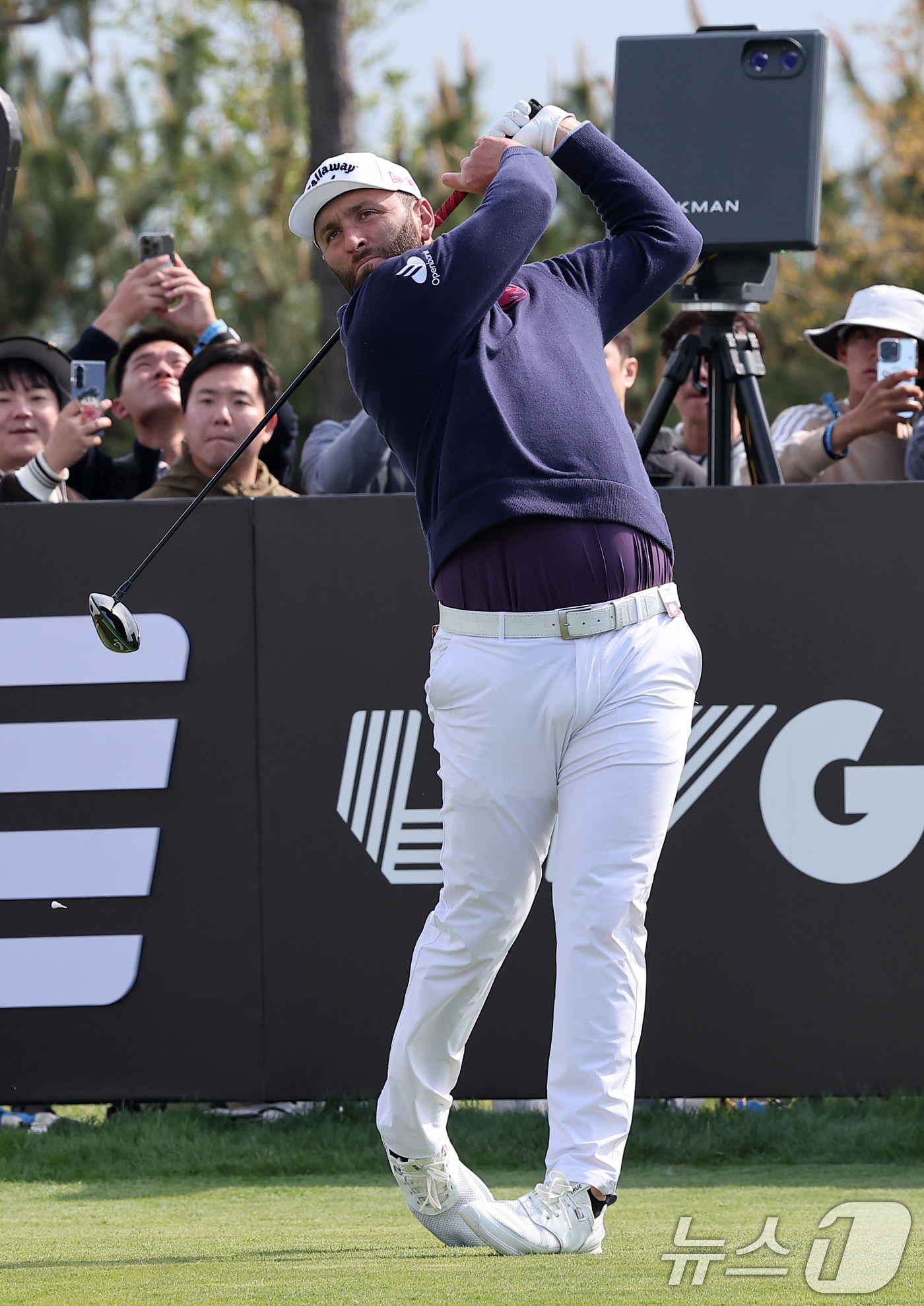 (인천=뉴스1) 김성진 기자 = 존 람이 2일 인천 송도동 잭니클라우스 골프클럽 코리아에서 열린 'LIV골프 코리아 1라운드 18번홀에서 티샷을 하고 있다. 2025.5.2/뉴스1 …