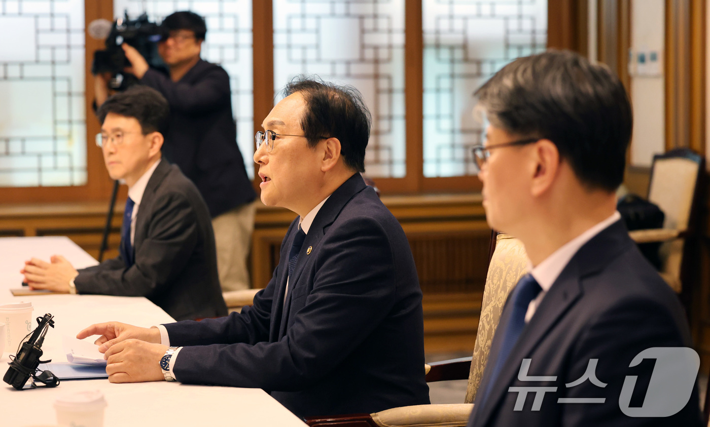 (서울=뉴스1) 임세영 기자 = 정인교 산업통상자원부 통상교섭본부장이 2일 서울 종로구 정부서울청사에서 열린 긴급 통상 관계기관 점검회의에서 발언을 하고 있다. 2025.5.2/뉴 …