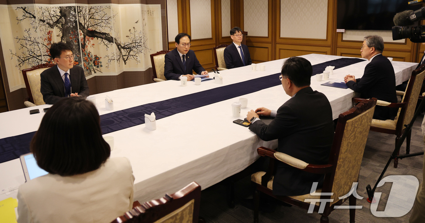 (서울=뉴스1) 임세영 기자 = 정인교 산업통상자원부 통상교섭본부장이 2일 서울 종로구 정부서울청사에서 열린 긴급 통상 관계기관 점검회의에서 발언을 하고 있다. 2025.5.2/뉴 …