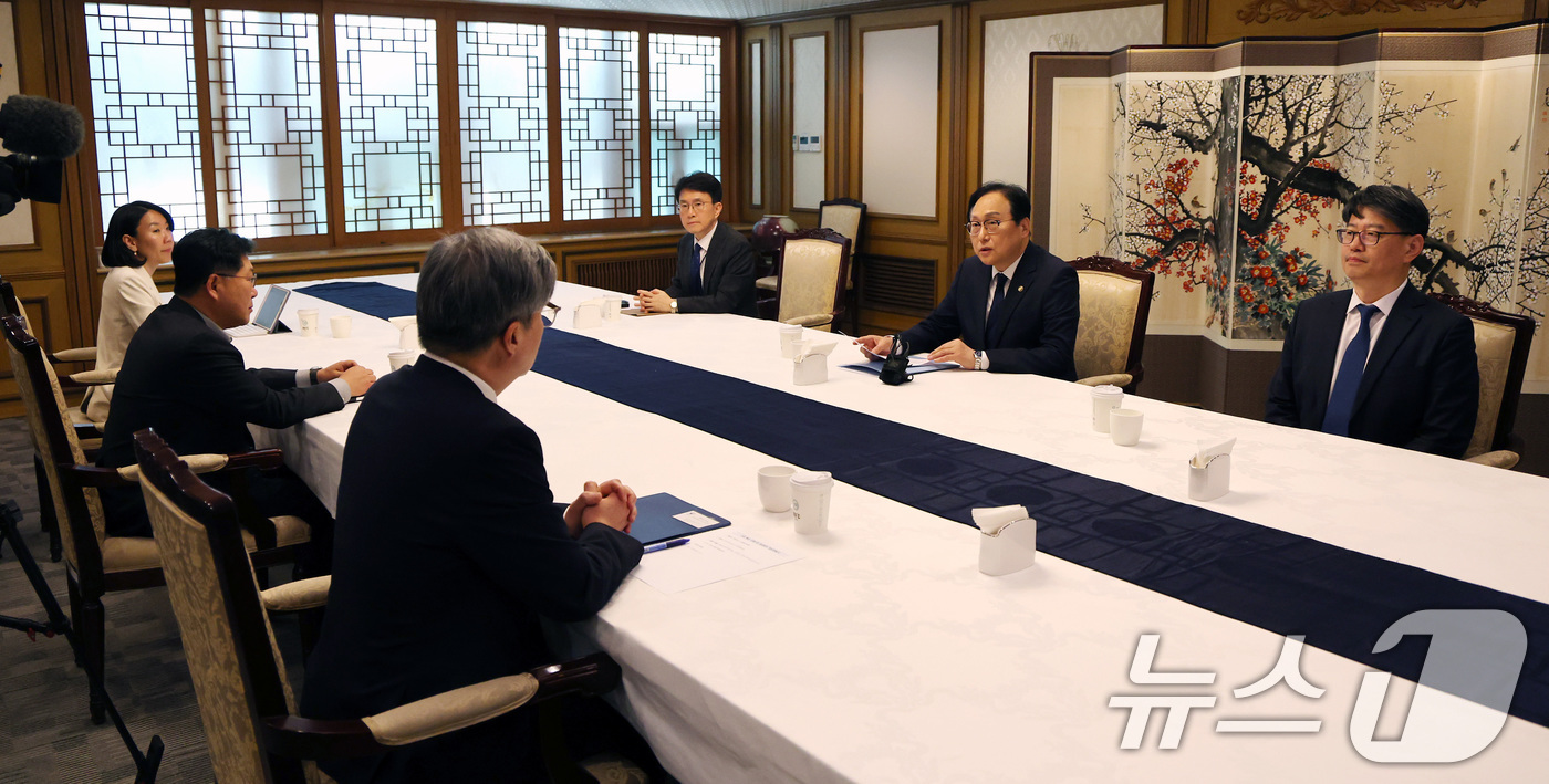 (서울=뉴스1) 임세영 기자 = 정인교 산업통상자원부 통상교섭본부장이 2일 서울 종로구 정부서울청사에서 열린 긴급 통상 관계기관 점검회의에서 발언을 하고 있다. 2025.5.2/뉴 …