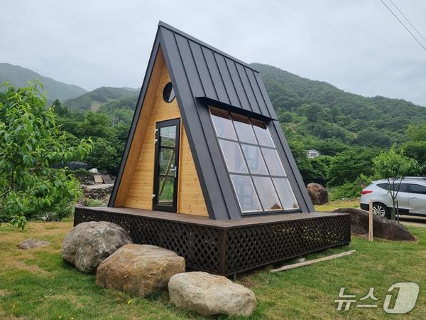 본문 이미지 - 세모 지붕의 오두박 형태로 이뤄진 야외 찻자리(하동군 제공)