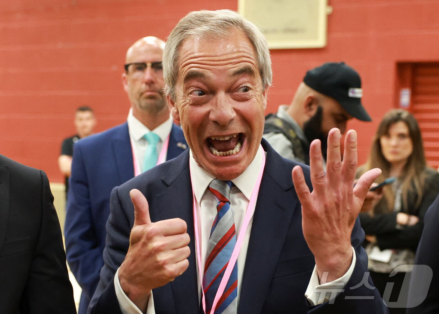 본문 이미지 - 나이절 패라지 영국개혁당 대표가 5월 2일&#40;현지시간&#41; 런콘·헬스비 지역구에서 열린 하원의원 보궐선거에서 당이 승리하자 기뻐하고 있다. 2025.05.02 ⓒ 로이터=뉴스1 ⓒ News1 이지예 객원기자