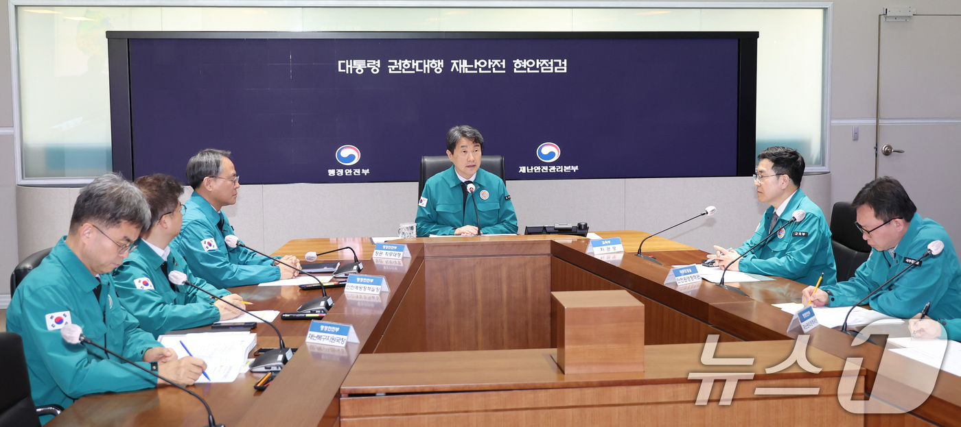 (서울=뉴스1) 임세영 기자 = 이주호 대통령 권한대행 부총리 겸 교육부 장관이 2일 서울 종로구 정부서울청사 재난안전상황실에서 열린 재난안전 현안점검 회의에서 모두발언을 하고 있 …