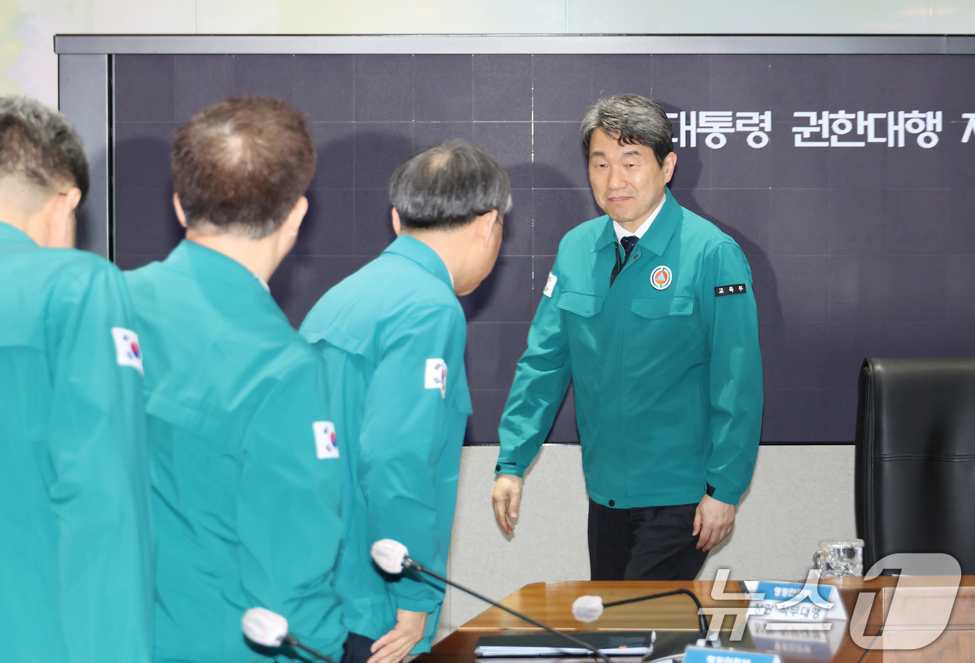 (서울=뉴스1) 임세영 기자 = 이주호 대통령 권한대행 부총리 겸 교육부 장관이 2일 서울 종로구 정부서울청사 재난안전상황실에서 열린 재난안전 현안점검 회의에 참석하고 있다. (교 …