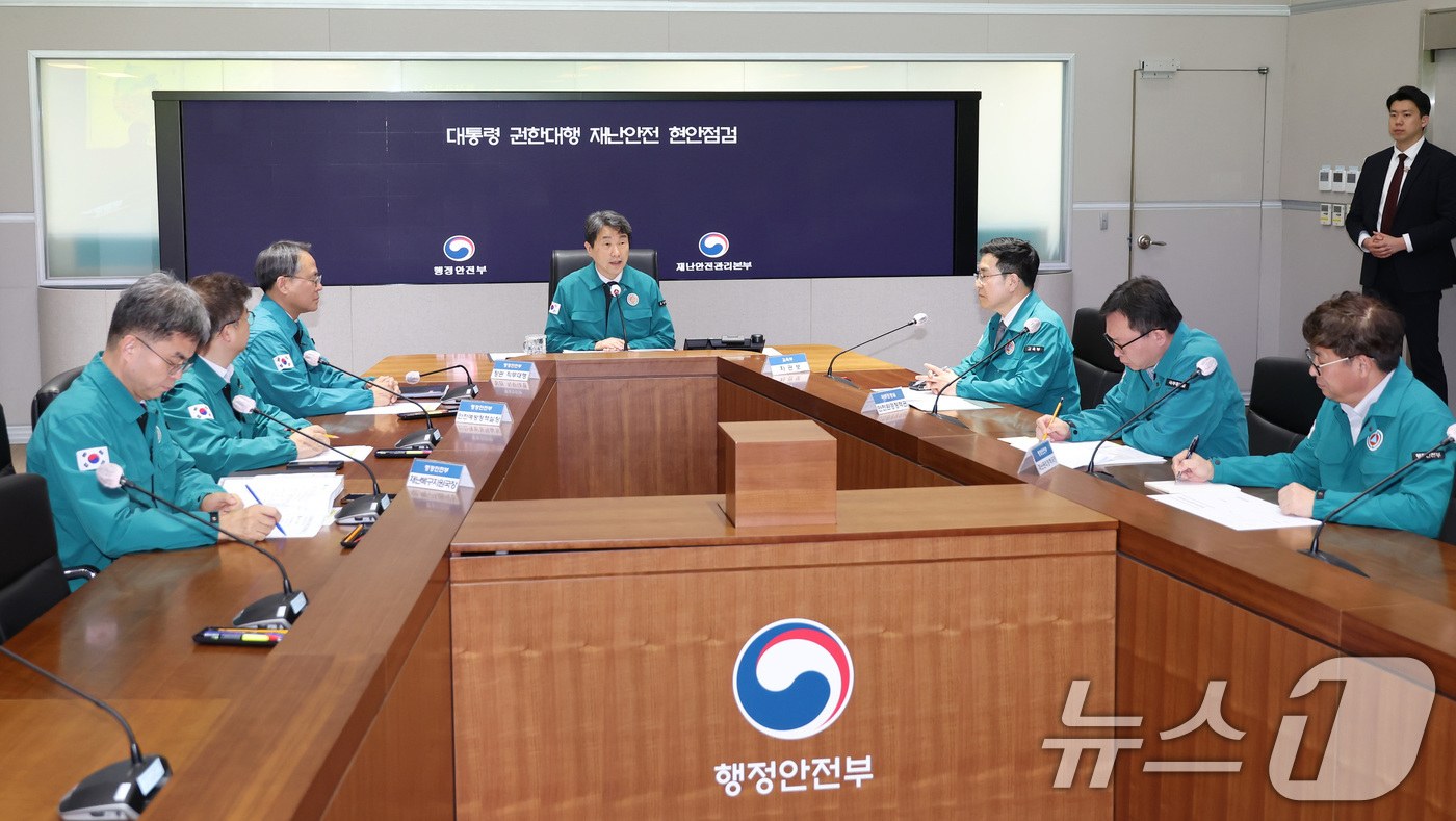 (서울=뉴스1) 임세영 기자 = 이주호 대통령 권한대행 부총리 겸 교육부 장관이 2일 서울 종로구 정부서울청사 재난안전상황실에서 열린 재난안전 현안점검 회의에서 모두발언을 하고 있 …
