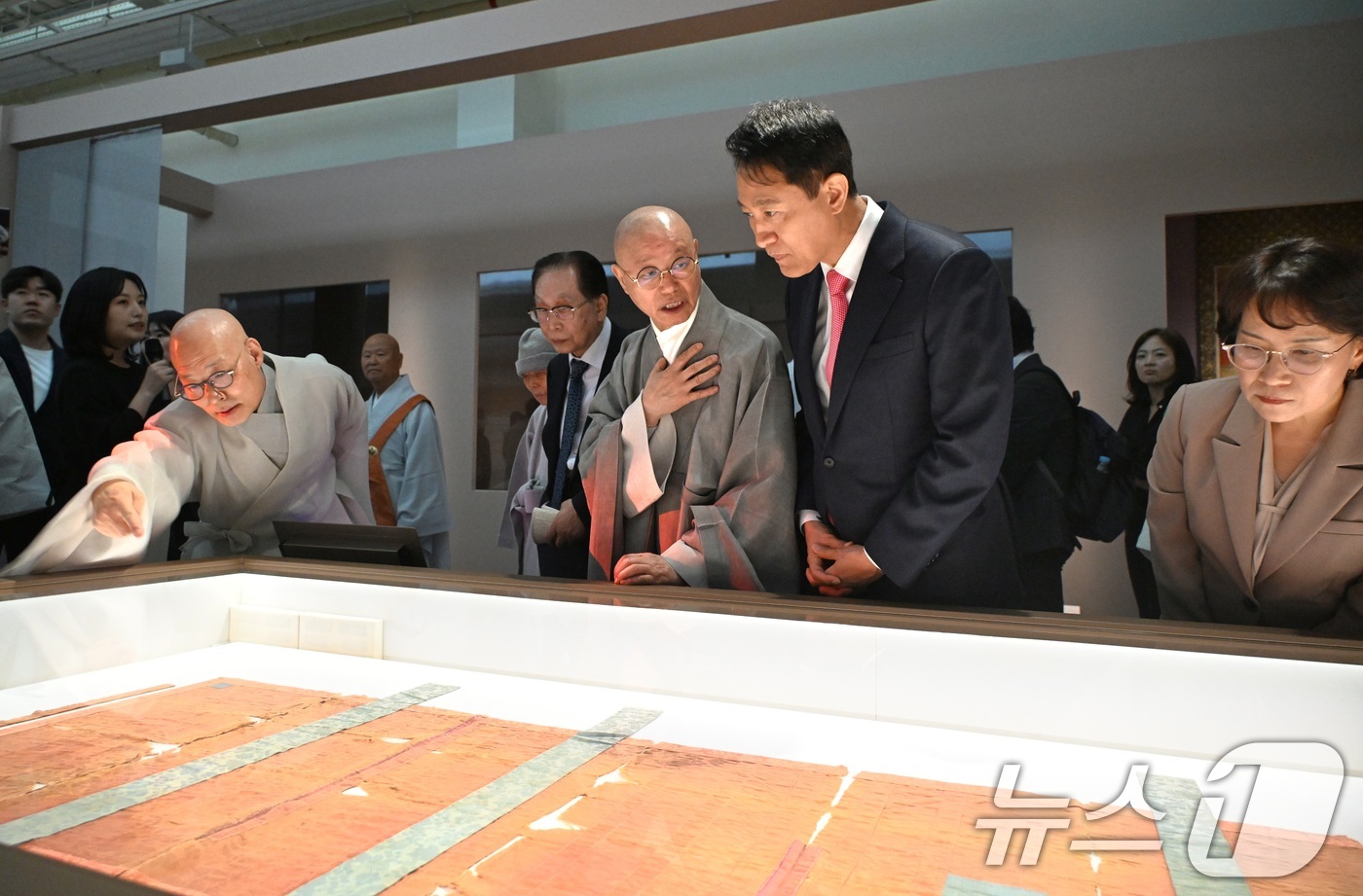 (서울=뉴스1) = 오세훈 서울시장이 2일 서울 종로구 서울공예박물관에서 열린 국내 최대 규모 불교 자수공예 특별전 '염원을 담아'에서 대한불교조계종 총무원장 진우스님, 한국불교태 …