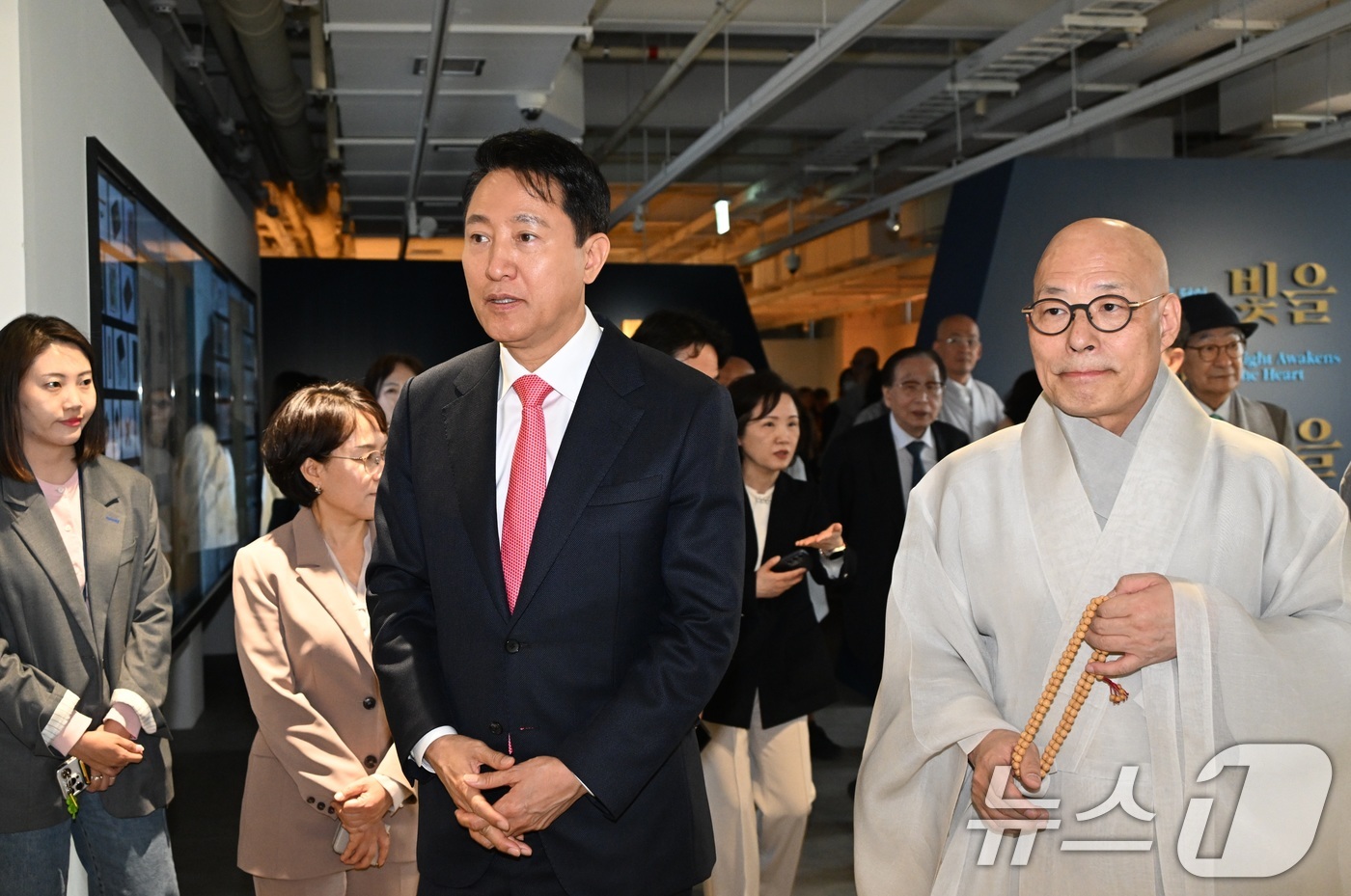 (서울=뉴스1) = 오세훈 서울시장이 2일 서울 종로구 서울공예박물관에서 열린 국내 최대 규모 불교 자수공예 특별전 '염원을 담아'에서 대한불교조계종 총무원장 진우스님과 작품을 감 …