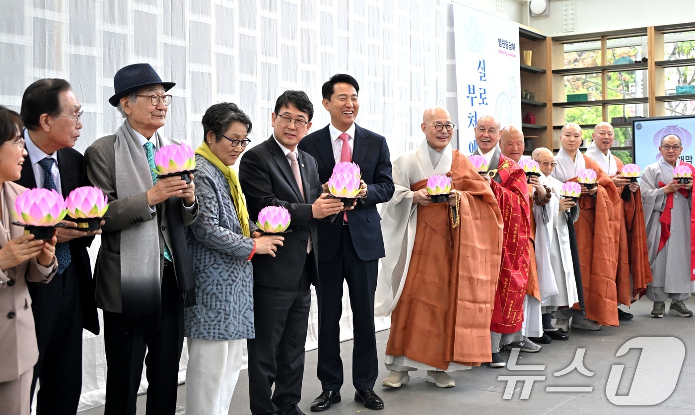 (서울=뉴스1) = 오세훈 서울시장이 2일 서울 종로구 서울공예박물관에서 열린 국내 최대 규모 불교 자수공예 특별전 '염원을 담아'에서 전시개막 세리머니를 하고 있다. (서울시 제 …