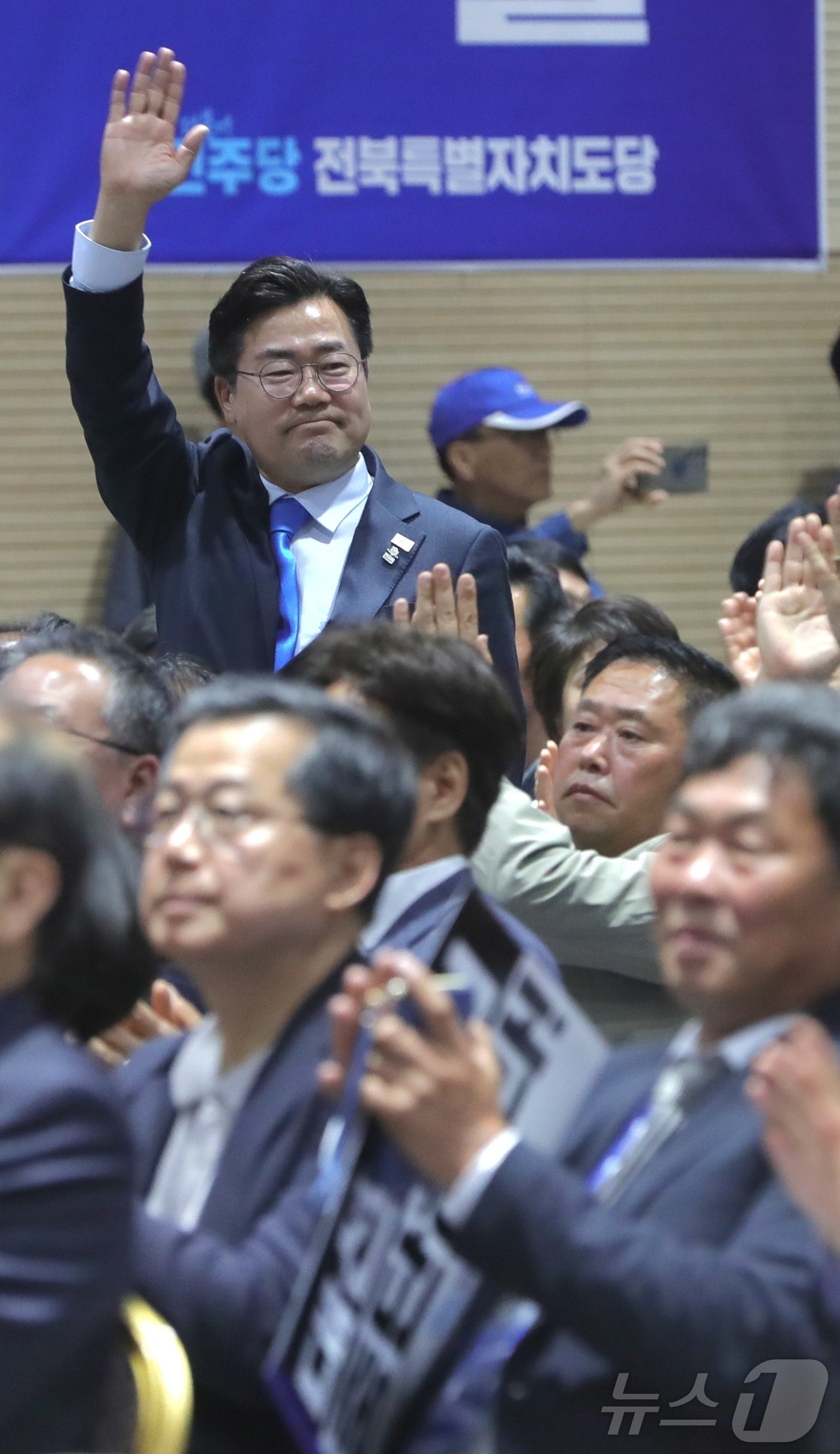 (전주=뉴스1) 유경석 기자 = 박찬대 더불어민주당 상임총괄선대위원장이 2일 전북자치도 전주시 전북대학교 국제컨벤션센터에서 열린 민주당 전북특별자치도당 선대위 출범식 및 필승결의대 …