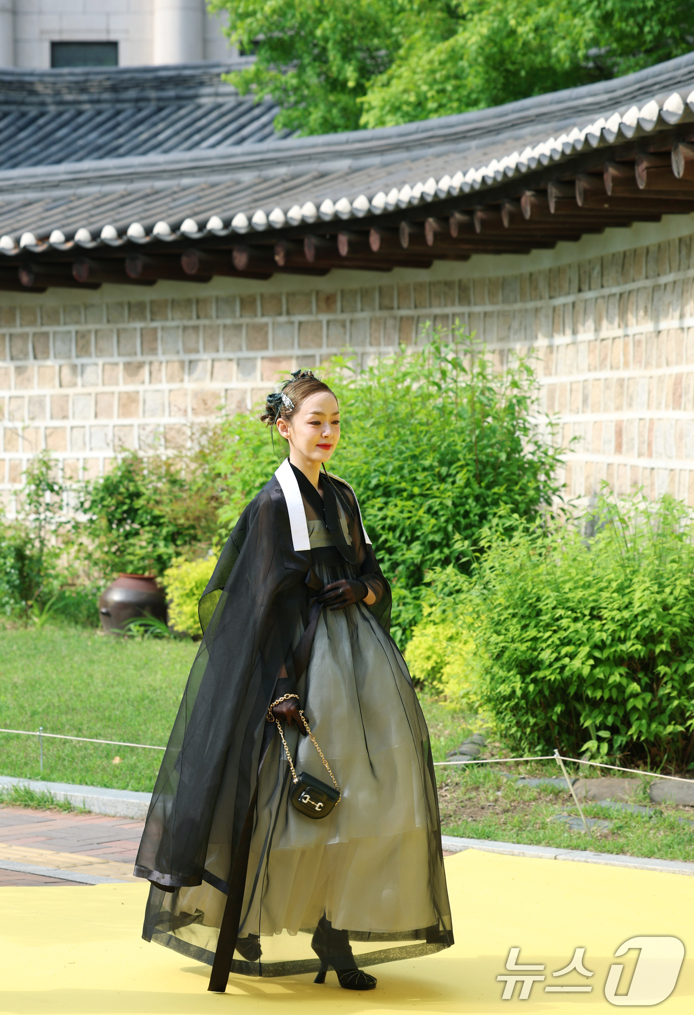 (서울=뉴스1) 권현진 기자 = 가수 자우림의 김윤아가 2일 서울 중구 정동 덕수궁길에서 열린 '2025 서울패션로드@정동' 현장 패션쇼에 참석하고 있다. 2025.5.2/뉴스1