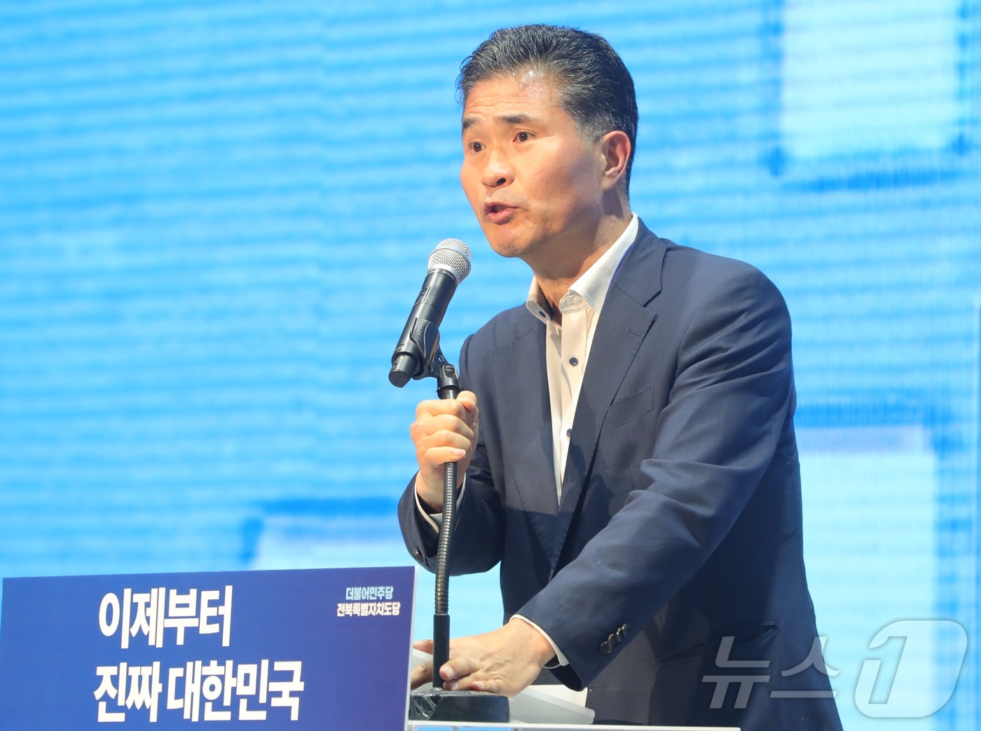 (전주=뉴스1) 유경석 기자 = 이원택 더불어민주당 전북특별자치도당위원장이 2일 전북자치도 전주시 전북대학교 국제컨벤션센터에서 열린 민주당 전북특별자치도당 선대위 출범식 및 필승결 …