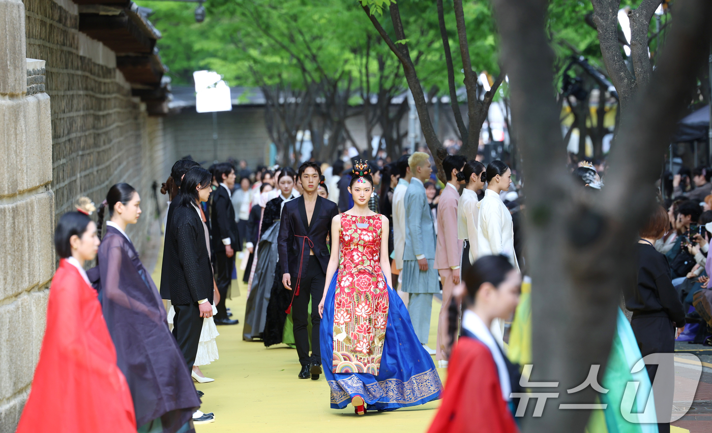 (서울=뉴스1) 권현진 기자 = 2일 서울 중구 정동 덕수궁길에서 2025 서울 스프링페스타 일환으로 열린 ’서울패션로드@정동' 패션쇼에서 모델들이 화려한 피날레를 하고 있다. 2 …