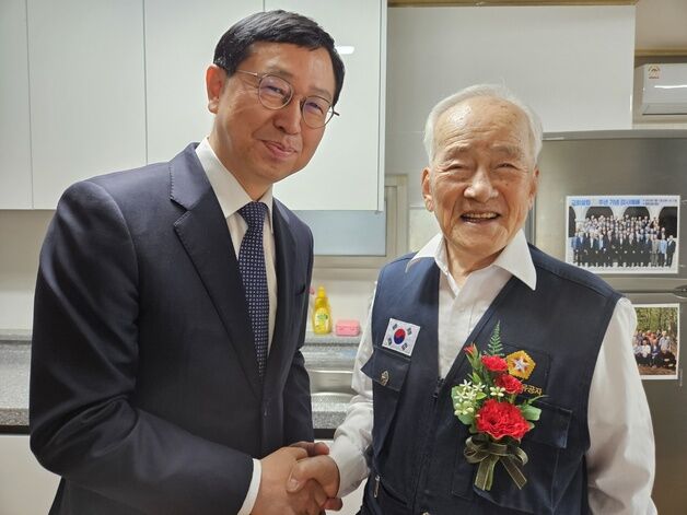 보훈부 서울청, 가정의 달 맞아 6·25 참전유공자에 카네이션 선물