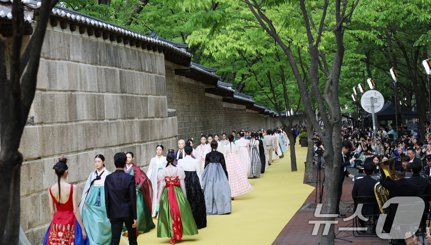 (서울=뉴스1) 권현진 기자 = 2일 서울 중구 정동 덕수궁길에서 2025 서울 스프링페스타 일환으로 열린 ’서울패션로드@정동' 패션쇼에서 모델들이 화려한 피날레를 하고 있다. 2 …