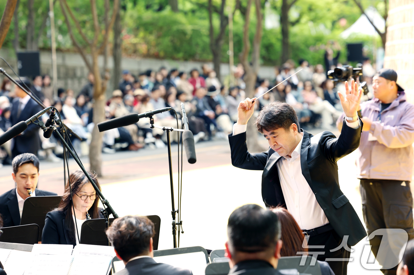 (서울=뉴스1) 권현진 기자 = 2일 서울 중구 정동 덕수궁길에서 2025 서울 스프링페스타 일환으로 열린 ’서울패션로드@정동' 패션쇼에서 오케스트라 단원들이 화려한 연주를 선보이 …