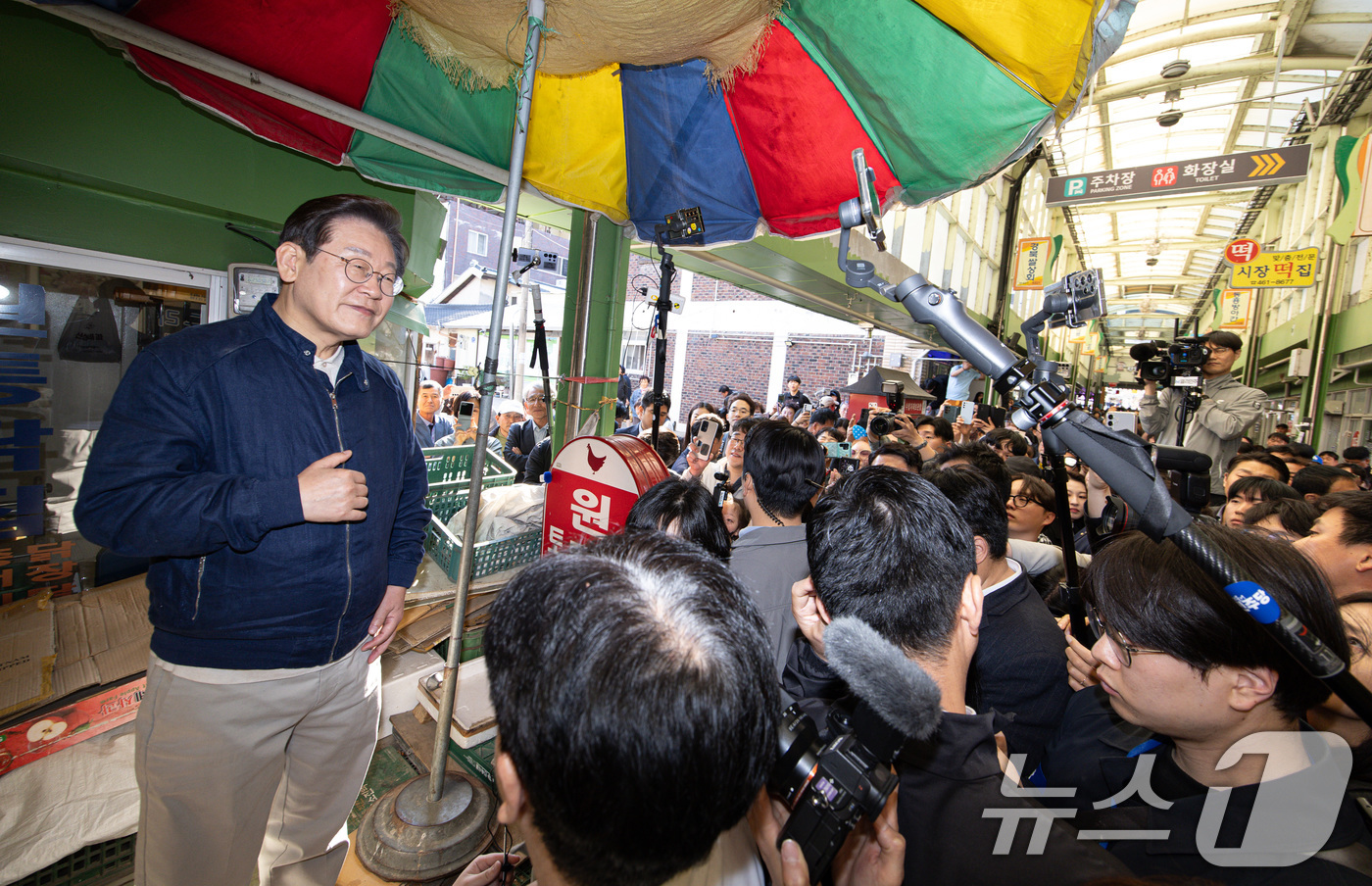 (인제=뉴스1) 이재명 기자 = '골목골목 경청투어 : 접경벨트편'에 나선 이재명 더불어민주당 대통령 후보가 2일 오후 강원 인제군 북면 원통시장에서 시민들을 향해 발언하고 있다. …