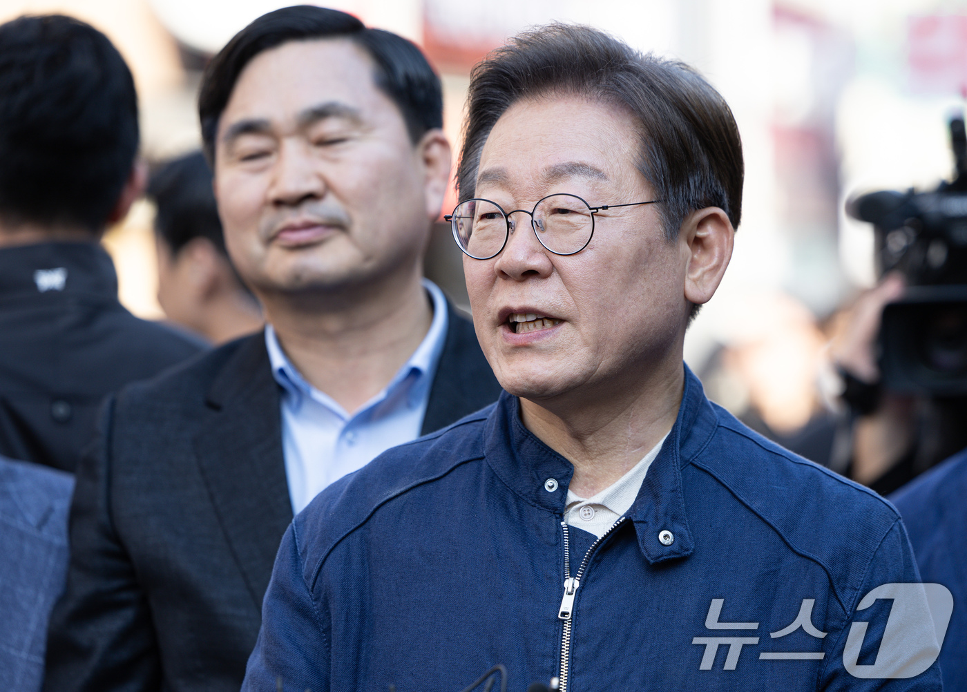 (인제=뉴스1) 이재명 기자 = '골목골목 경청투어 : 접경벨트편'에 나선 이재명 더불어민주당 대통령 후보가 2일 오후 강원 인제군 북면 원통시장에서 시민들을 만난 후 백브리핑을 …