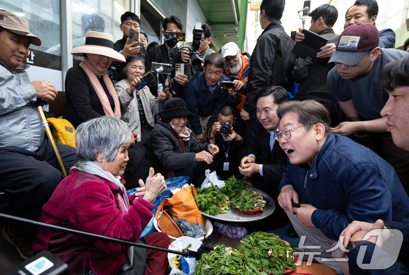 (인제=뉴스1) 이재명 기자 = '골목골목 경청투어 : 접경벨트편'에 나선 이재명 더불어민주당 대통령 후보가 2일 오후 강원 인제군 북면 원통시장에서 한 상인과 대화를 하고 있다. …