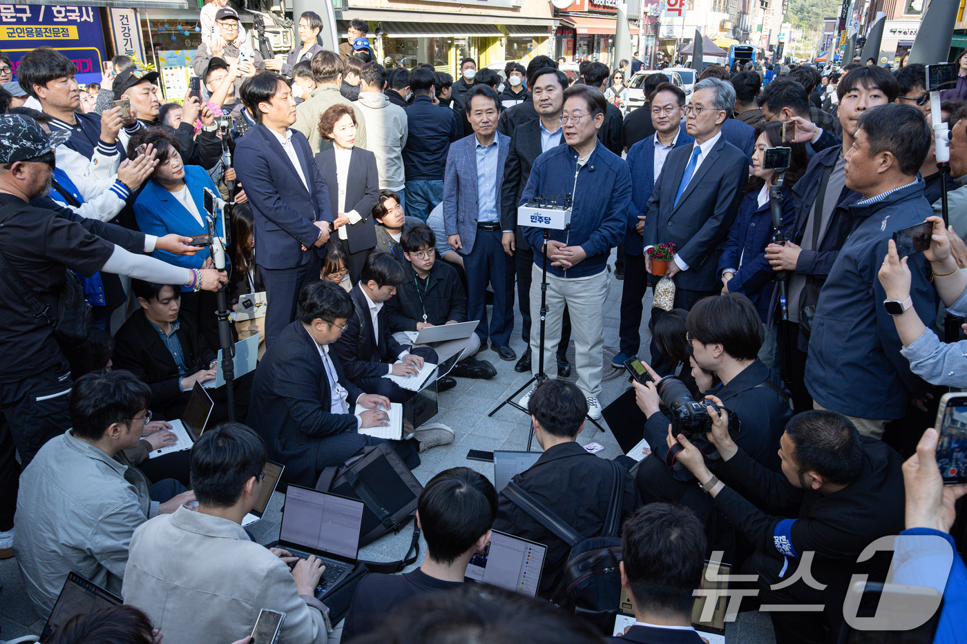 (인제=뉴스1) 이재명 기자 = '골목골목 경청투어 : 접경벨트편'에 나선 이재명 더불어민주당 대통령 후보가 2일 오후 강원 인제군 북면 원통시장에서 시민들을 만난 후 백브리핑을 …