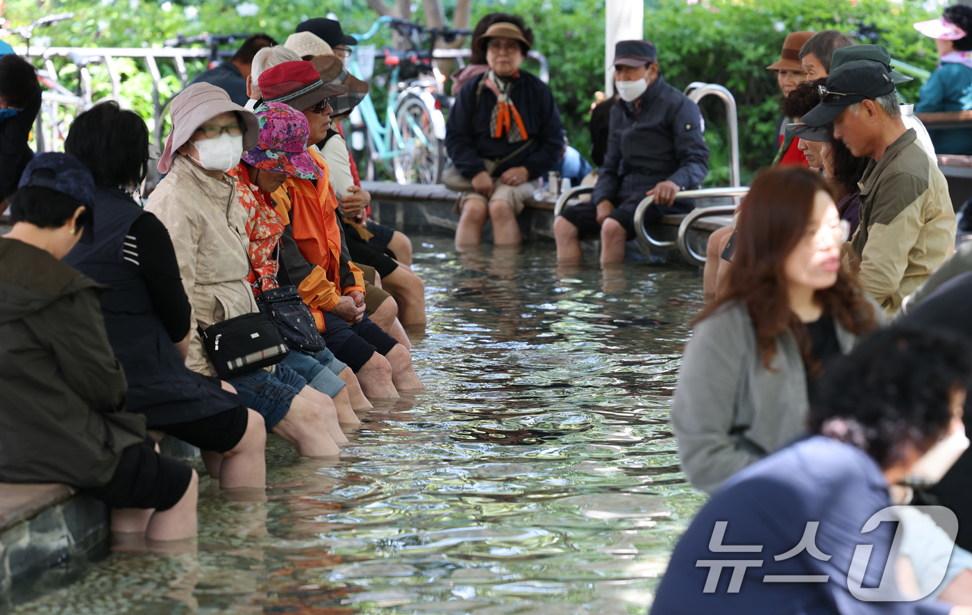 (대전=뉴스1) 김기태 기자 = 2일 대전 유성구 온천로 일원에서 열린 '유성온천축제'에서 시민들이 족욕체험을 하고 있다. 2025.5.2/뉴스1