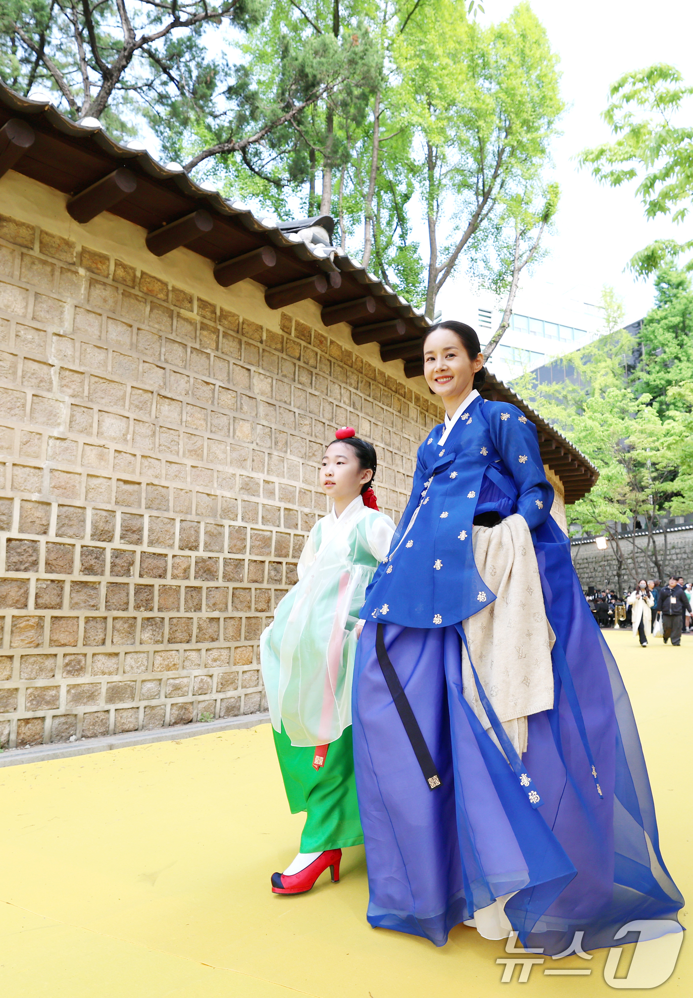 (서울=뉴스1) 권현진 기자 = '임요한의 아내' 김가연이 2일 서울 중구 정동 덕수궁길에서 2025 서울 스프링페스타 일환으로 열린 ’서울패션로드@정동' 패션쇼에 막내딸과 함께 …