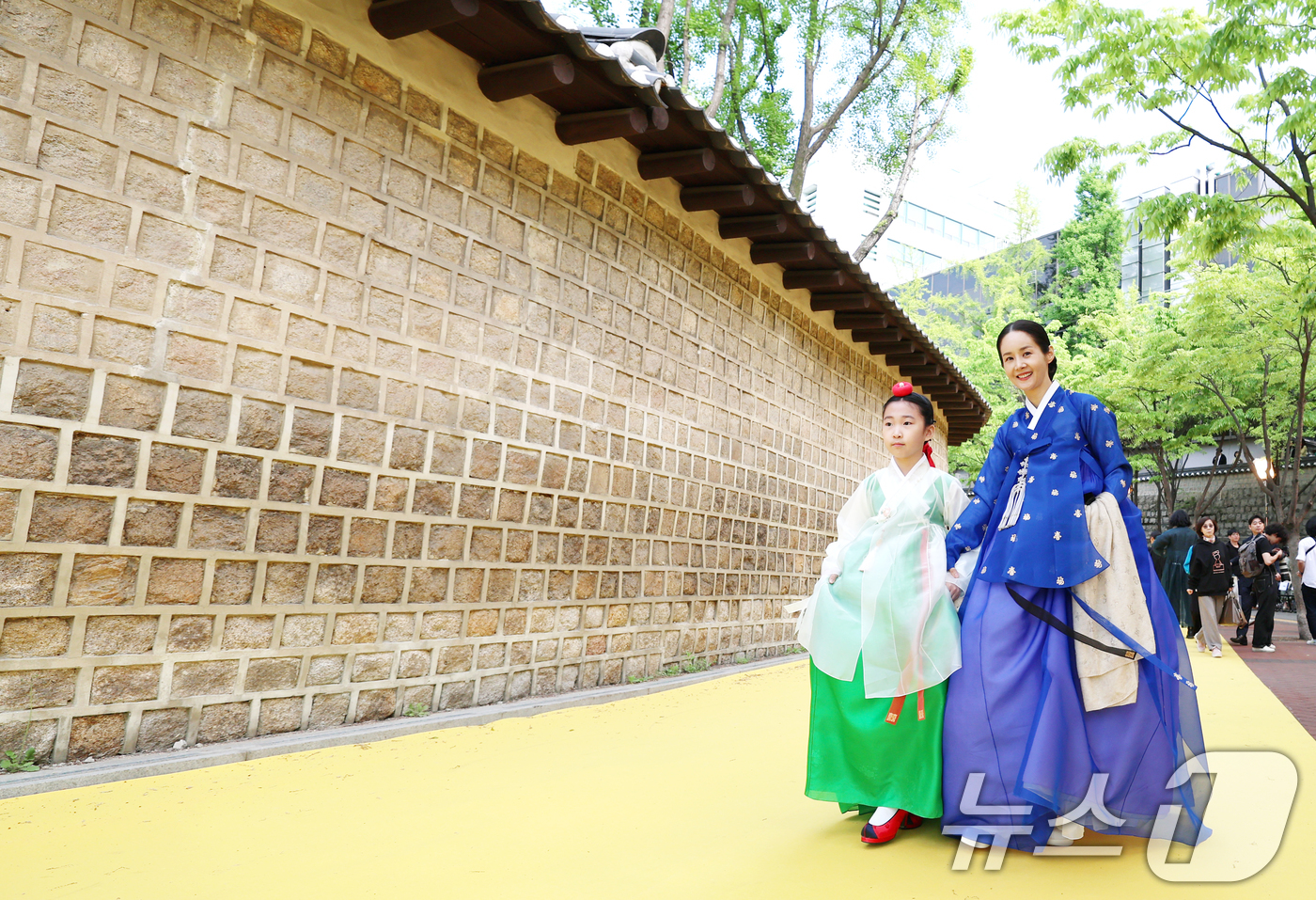 (서울=뉴스1) 권현진 기자 = '임요한의 아내' 김가연이 2일 서울 중구 정동 덕수궁길에서 2025 서울 스프링페스타 일환으로 열린 ’서울패션로드@정동' 패션쇼에 막내딸과 함께 …