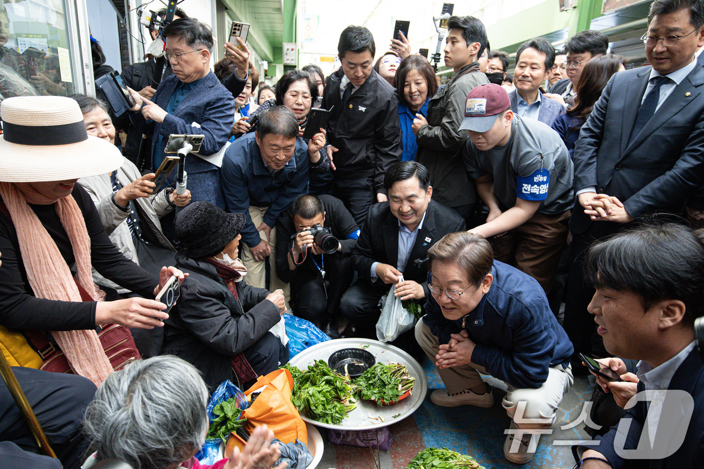 (인제=뉴스1) 이재명 기자 = '골목골목 경청투어 : 접경벨트편'에 나선 이재명 더불어민주당 대통령 후보가 2일 오후 강원 인제군 북면 원통시장에서 상인과 대화를 하고 있다. 2 …